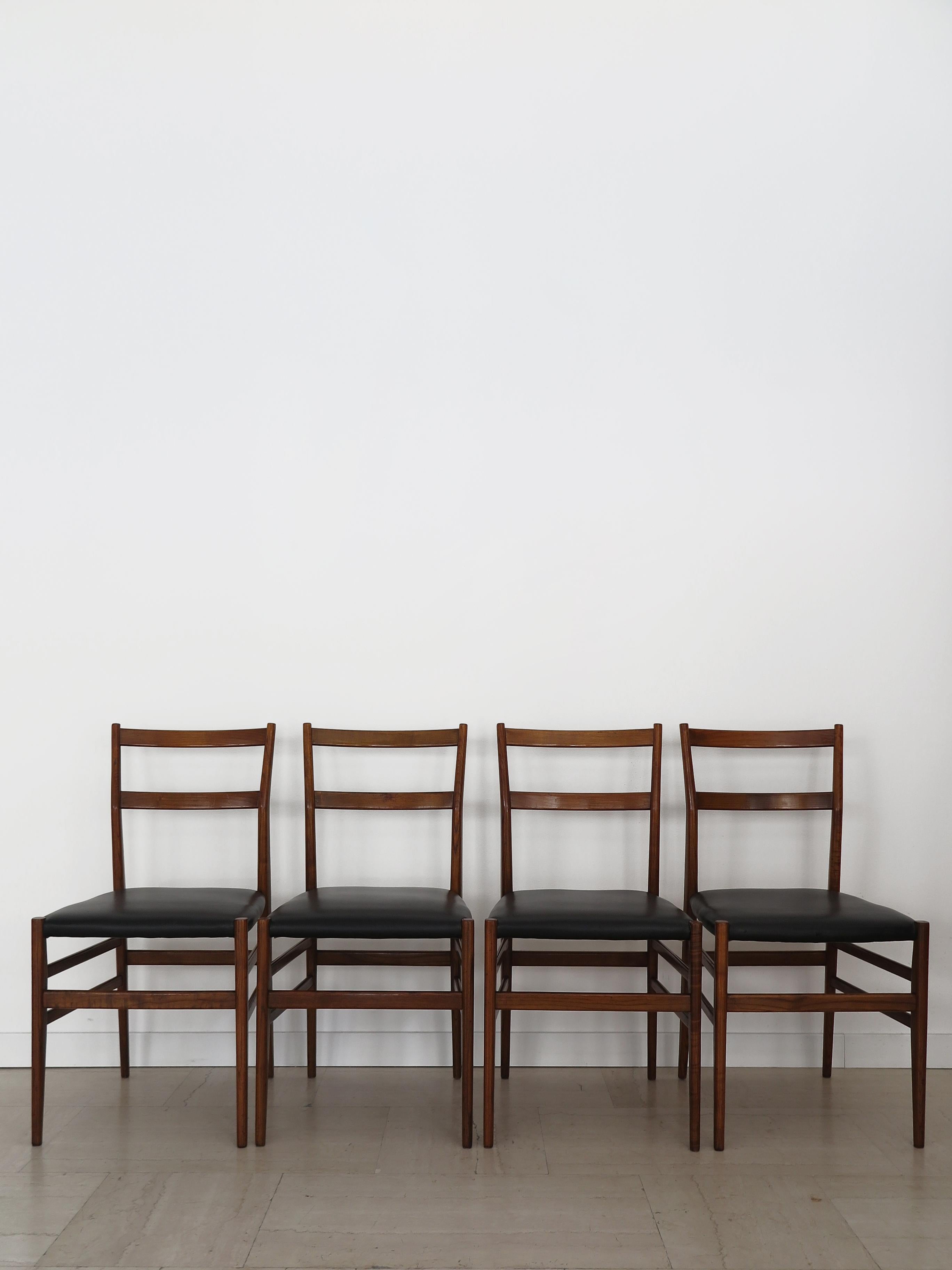 Juego de cuatro sillas de comedor italianas de diseño moderno de mediados de siglo modelo Leggera diseñadas por Gio Ponti para Cassina, estructura de fresno y asiento de cuero negro, circa años 60..

Bibliografía:
Domus 264-265 (dicembre 1951), p.