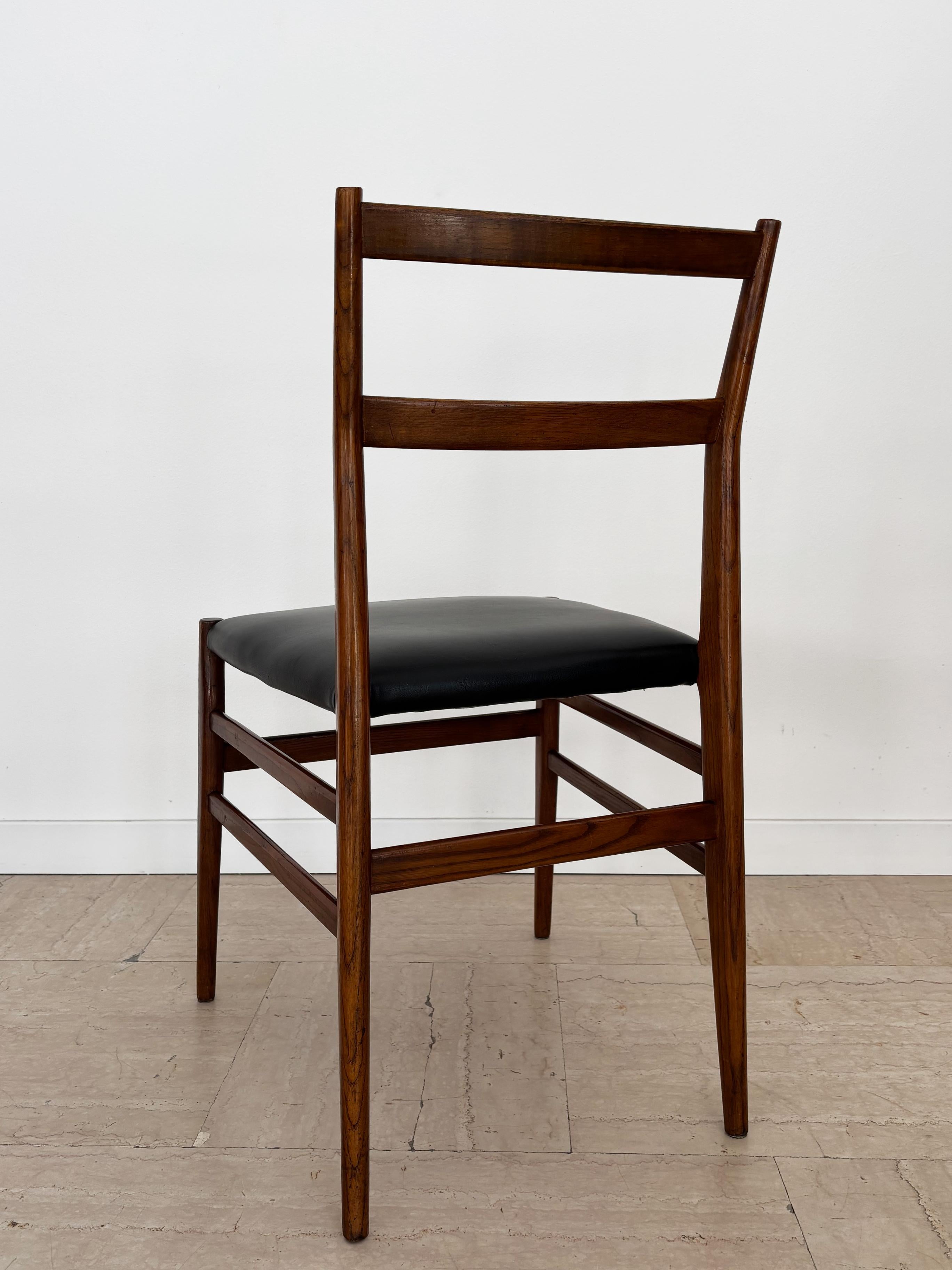 Gio Ponti Sillas de comedor de diseño italiano de mediados de siglo 
