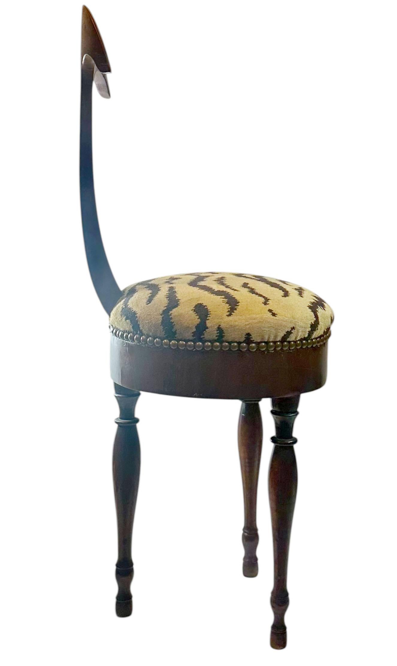 Une superbe chaise italienne vintage attribuée à Gio Ponti, datant des années 1940 ou plus tôt. La forme rare à trois pieds souligne l'approche innovante de Ponti en matière de design, alliant l'équilibre sculptural à l'élégance fonctionnelle.

La