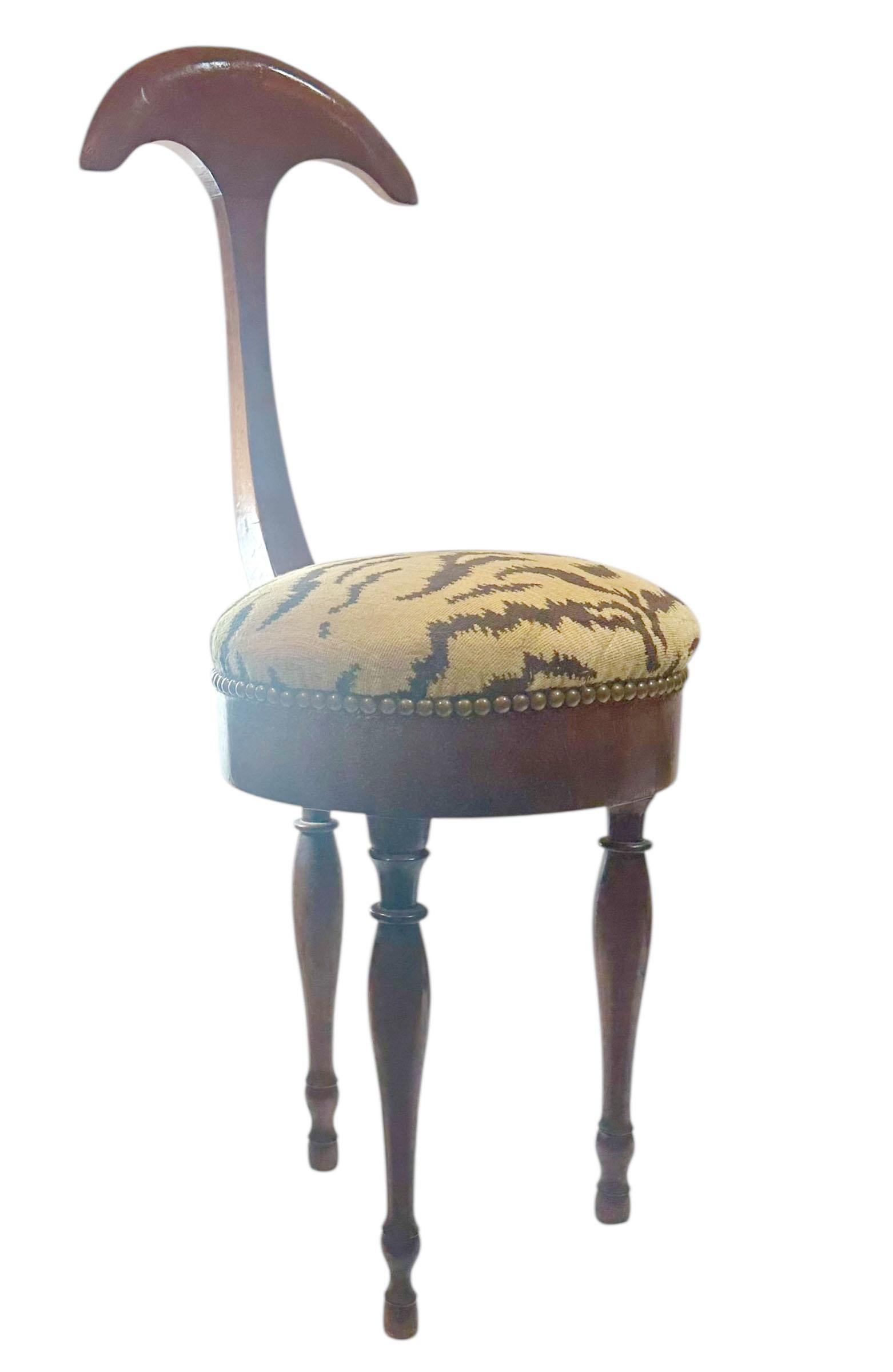 Chaise italienne à trois pieds Gio Ponti avec velours tigré Scalamandré en vente 1