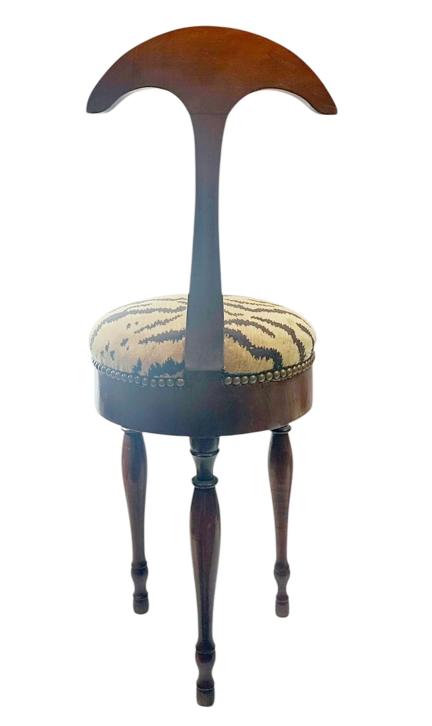 Chaise italienne à trois pieds Gio Ponti avec velours tigré Scalamandré en vente 2