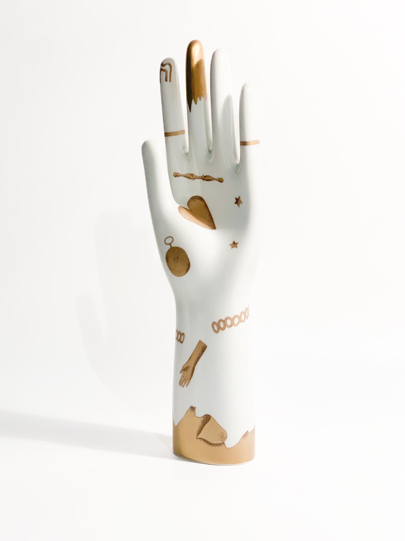 Porcelain re-edition by Richard Ginori of the hand from the Trionfo Italiano collection created by Gio Ponti in 1927

Ø cm 7 Ø cm 4 h cm 30

Company of Lombard origin founded in 1896 when the Marquis Carlo Ginori, passionate about white gold,