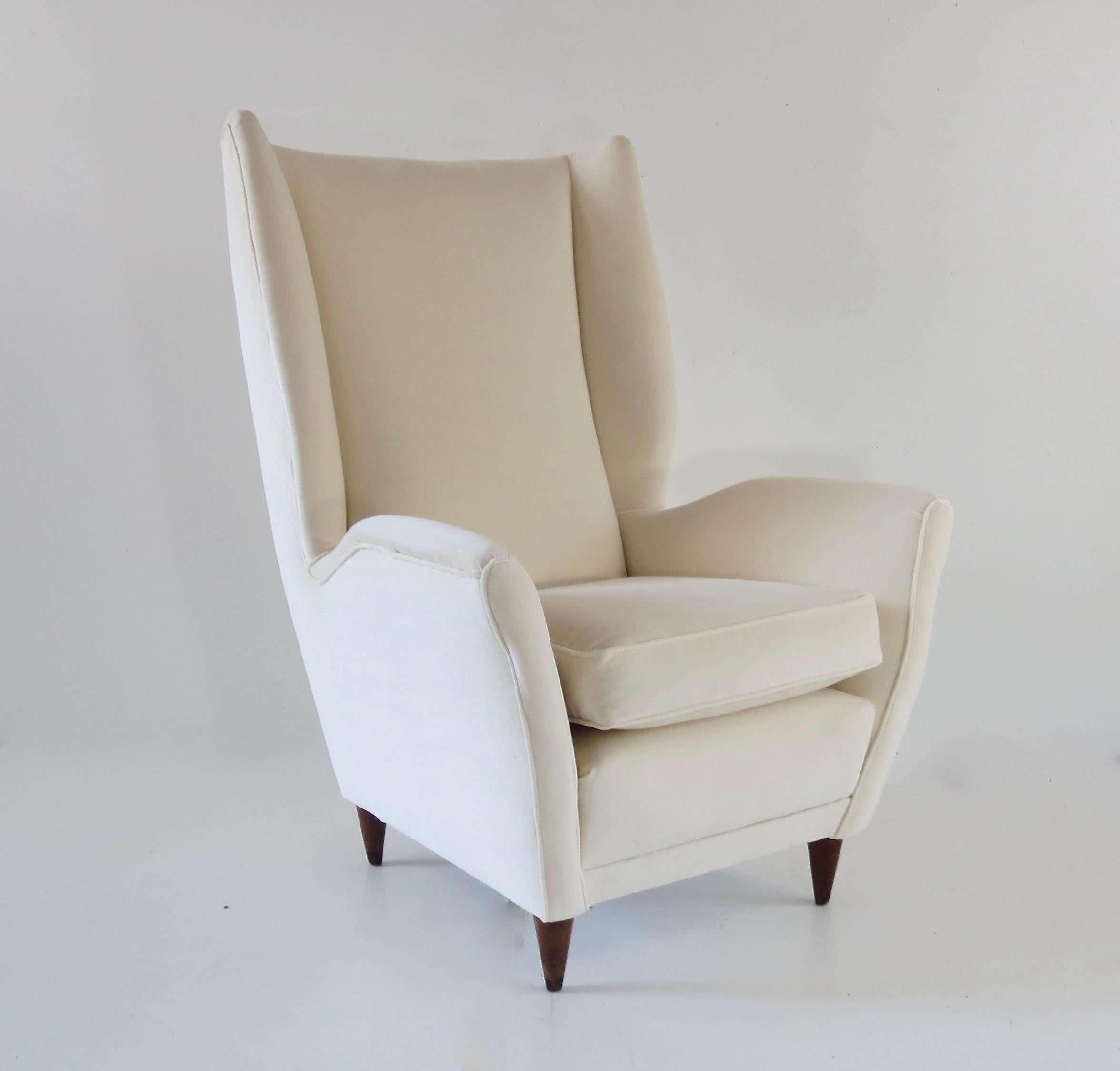 Important armchair designed by Gio Ponti in late 1940 and probably produced by Isa Bergamo
recently reupholstery in ivory velvet, walnut feet
very good condition
Measures: H 109cm 78 x 72 cm, height seat 47 cm
Original version is with floreal