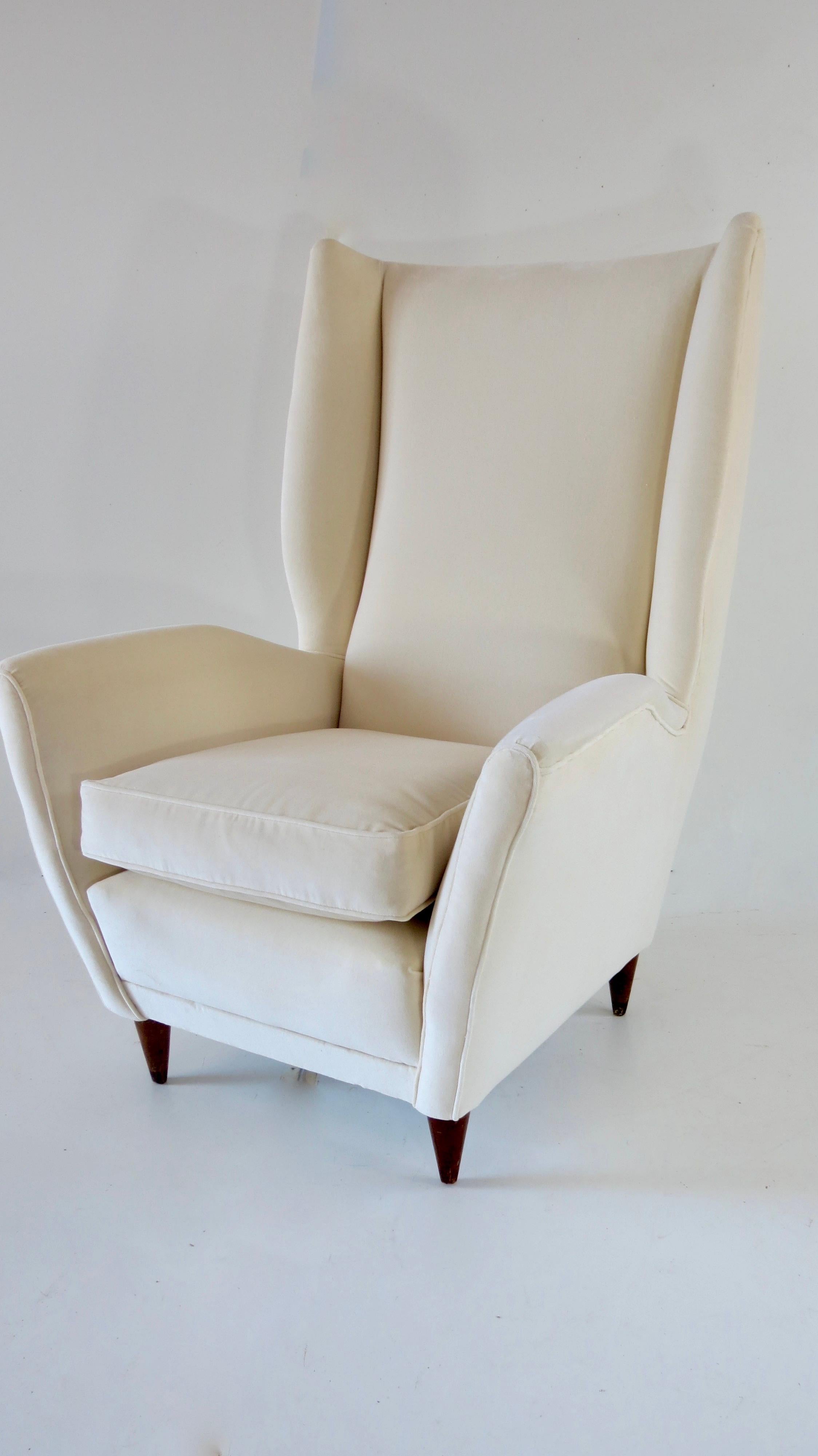 Gio Ponti Ivory Wingback Armchair N. 512, circa 1940 In Good Condition In Rome, IT