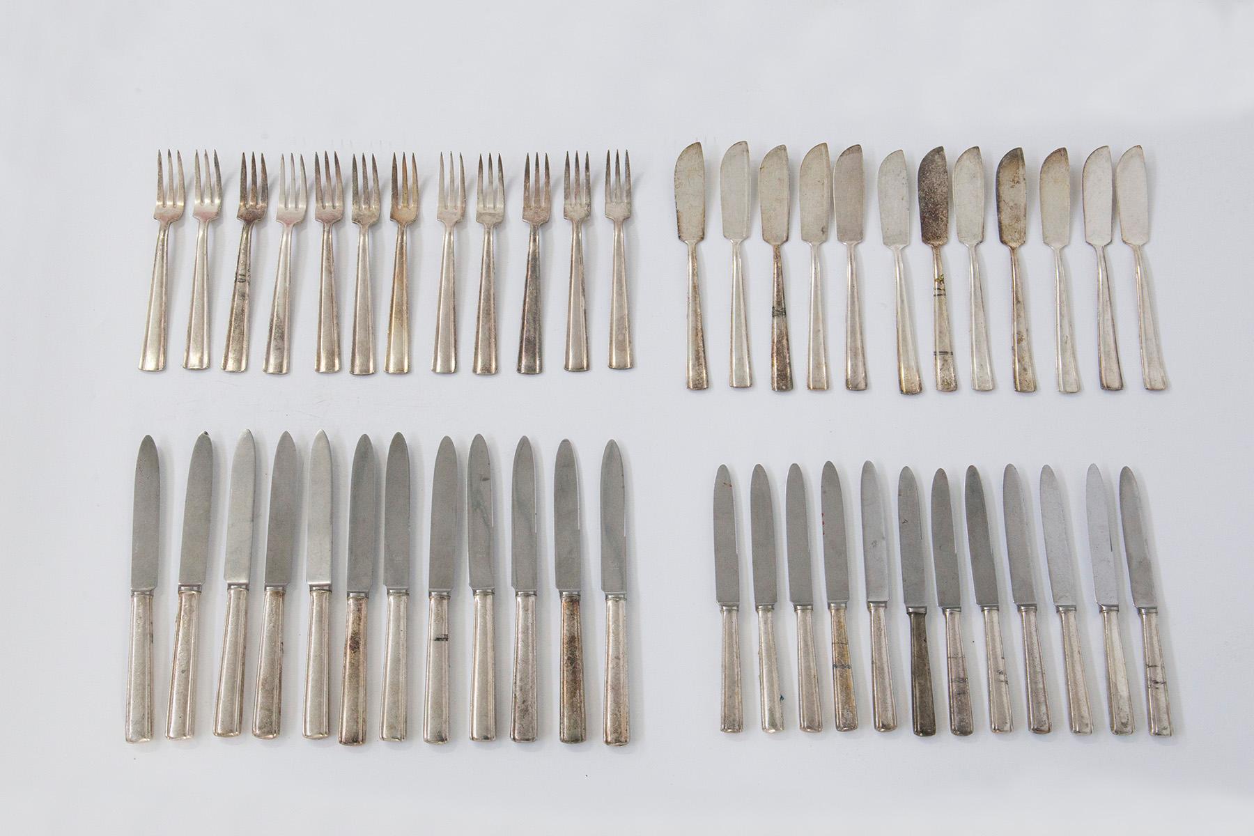 Silver-plated metal cutlery set designed by Gio Ponti for Manifattura Krupp Milan. The set has a total of 48 pieces and is composed as follows: Twelve three-pronged forks, twelve tall serving knives, twelve fish knives, twelve dessert knives. The