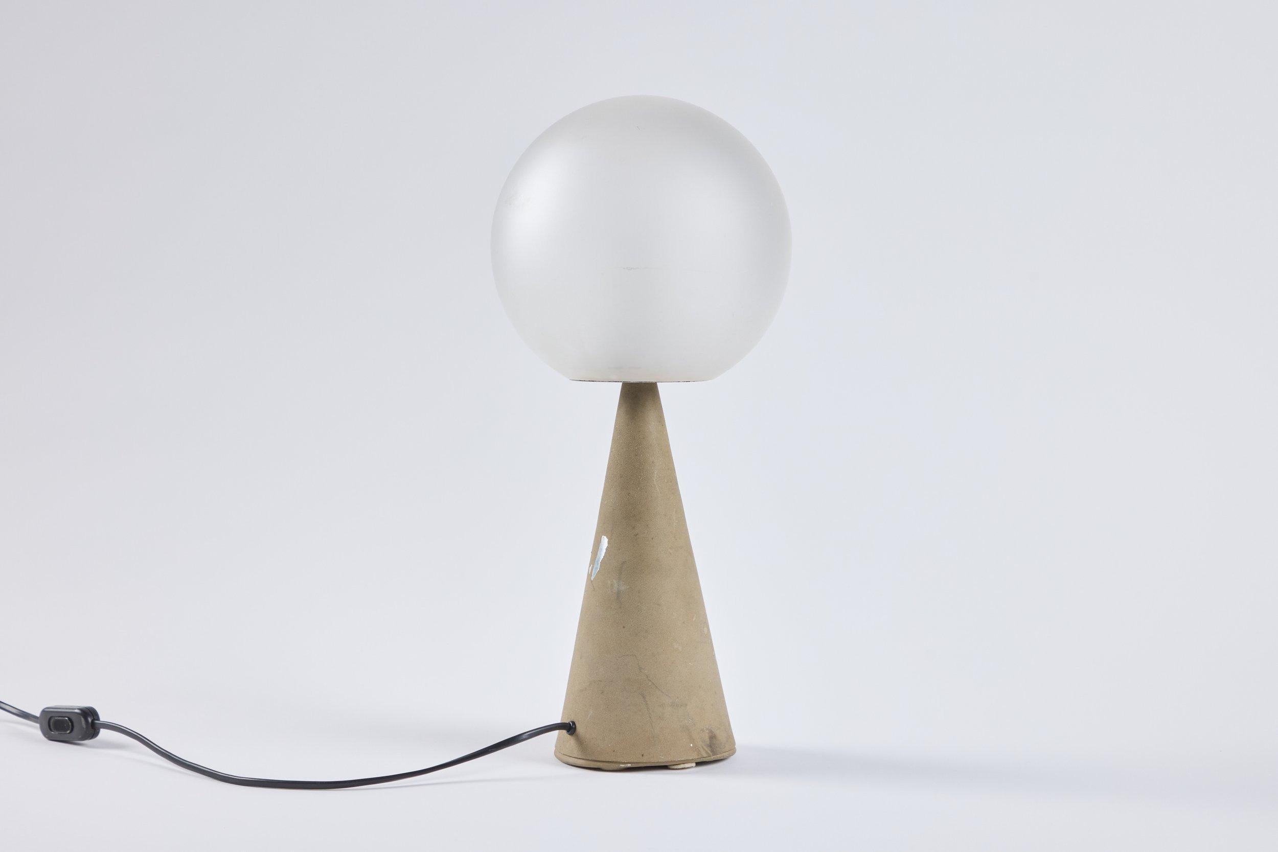  Lampada da tavolo Gio Ponti Italia, c. 1970. Prodotto da FontanaArte. Gio Ponti (1881 - 1979) è stato un importante architetto, industrial e furniture designer, artista ed editore italiano. È stato uno dei designer italiani più influenti e