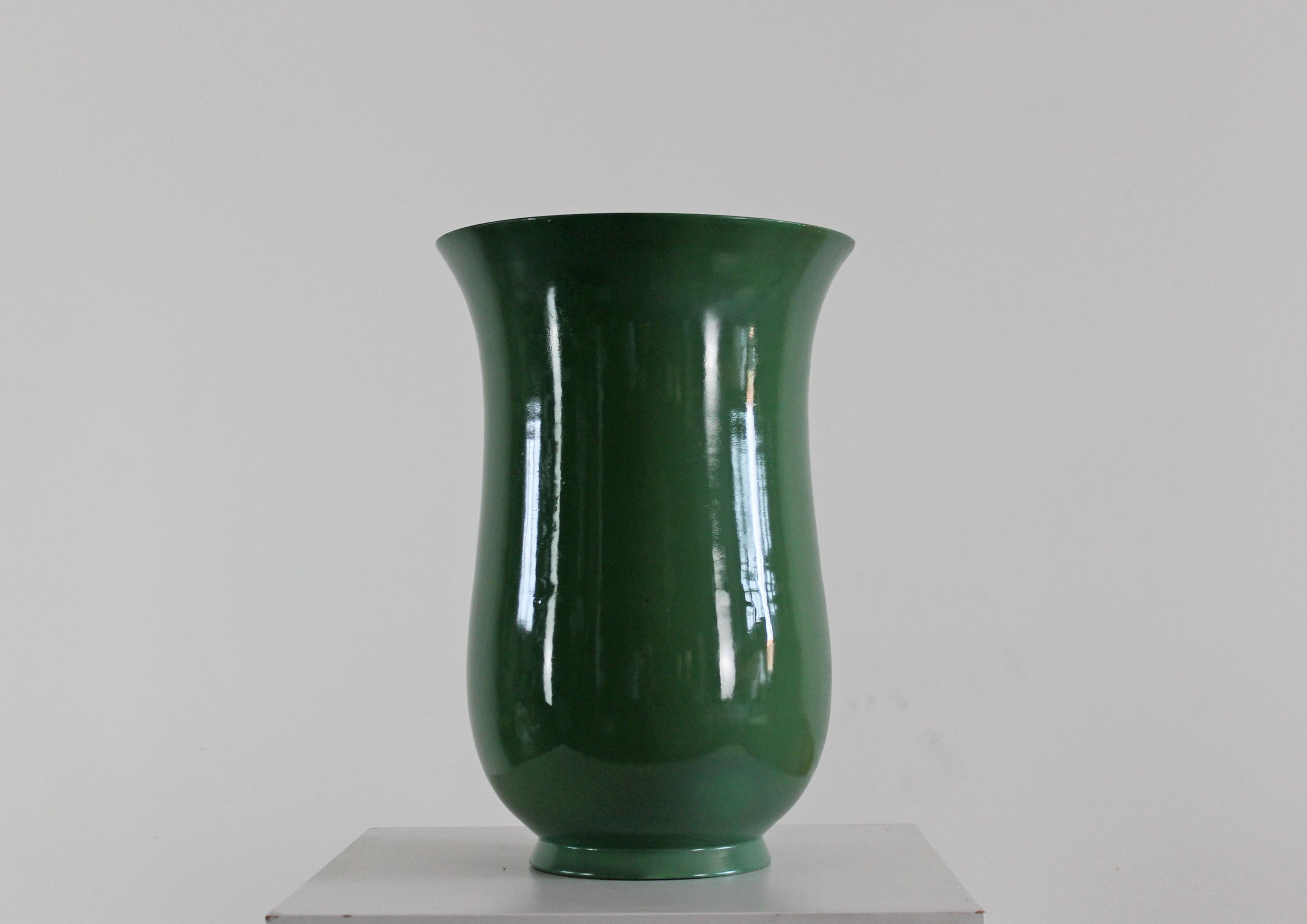 Große Vase aus grüner Keramik, entworfen von dem italienischen Designer Gio Ponti und hergestellt von Richard Ginori zwischen den 1930er und 1940er Jahren. 

Bei diesem Stück wurde die Keramik mit einer eleganten und raffinierten, ausladenden Form
