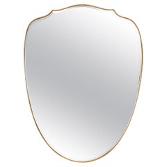 Gran espejo biselado de latón italiano en forma de escudo Gio Ponti, Italia, años 40