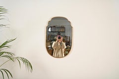 Gio Ponti Großer schildförmiger Spiegel aus massivem Messing, Italien, 1950er Jahre