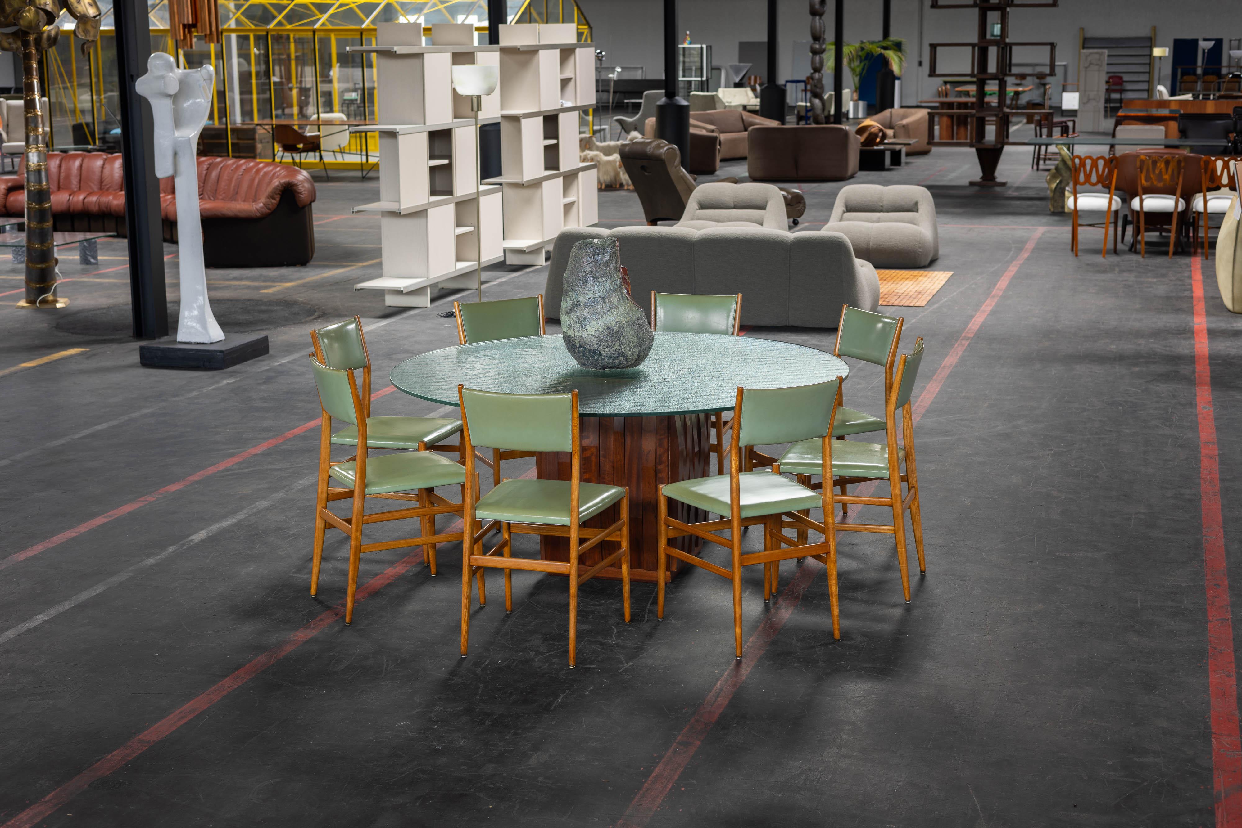 Der seltene Satz von 8 Originalstühlen Leggera 646, entworfen von Gio Ponti und 1957 von Cassina in Italien hergestellt, ist ein bemerkenswerter Fund. Der 646 Leggera ist eine frühere Iteration als der berühmte 699 Superleggera und zeigt, wie