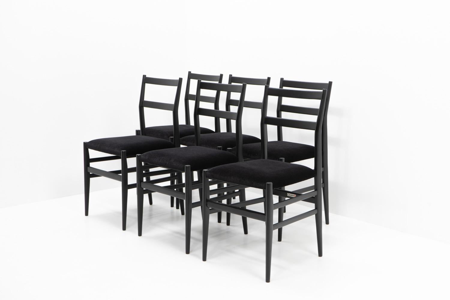 La sedia 646 Leggera è un design iconico creato dal famoso architetto e designer italiano Gio Ponti;
Progettata nel 1952, questa sedia è famosa per la sua struttura leggera ed elegante.

Tutte le sedie sono state rivestite con un tessuto velour De