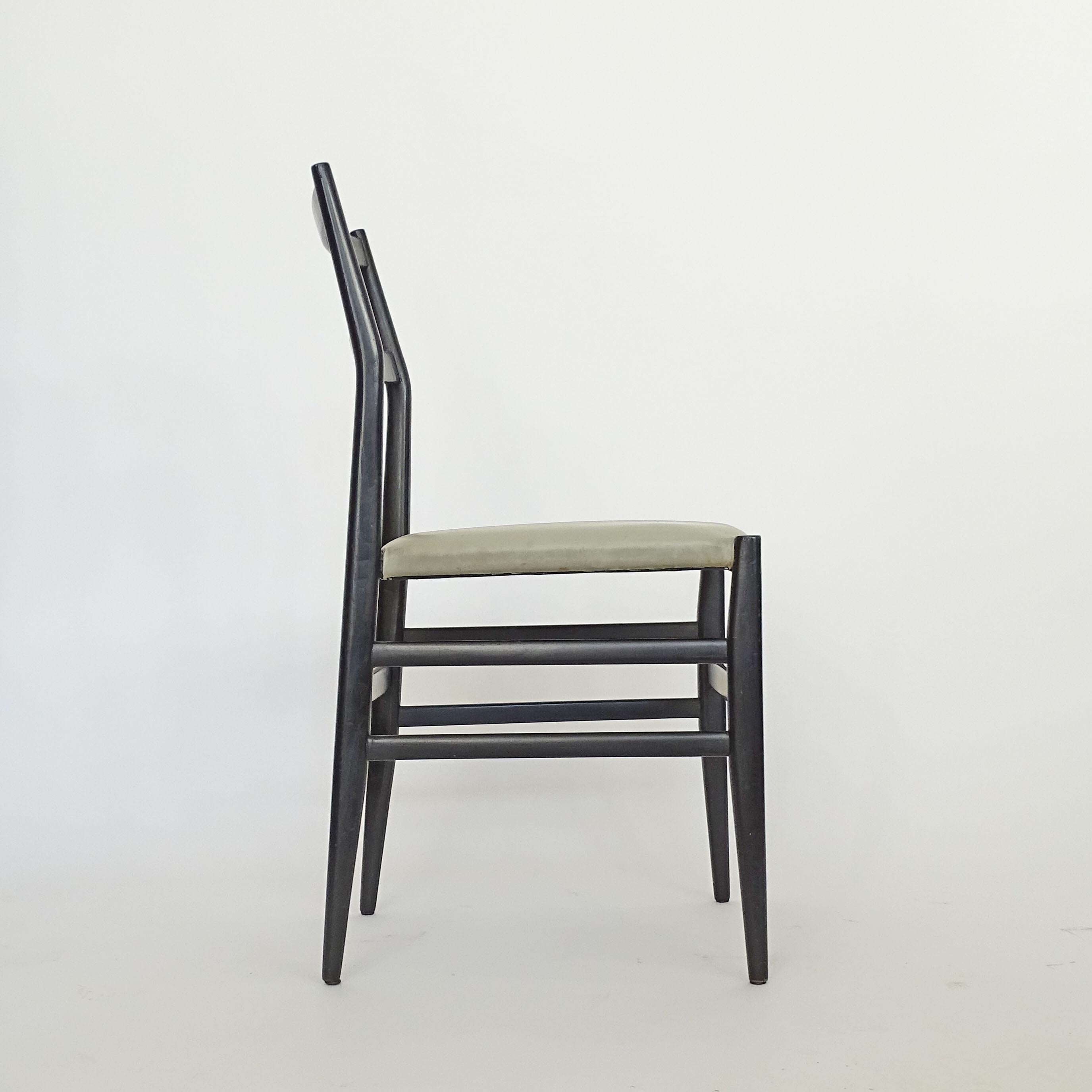 Gio Ponti Leggera Stuhl aus schwarz lackiertem Holz und original grauem Sitz. Italien 1951
