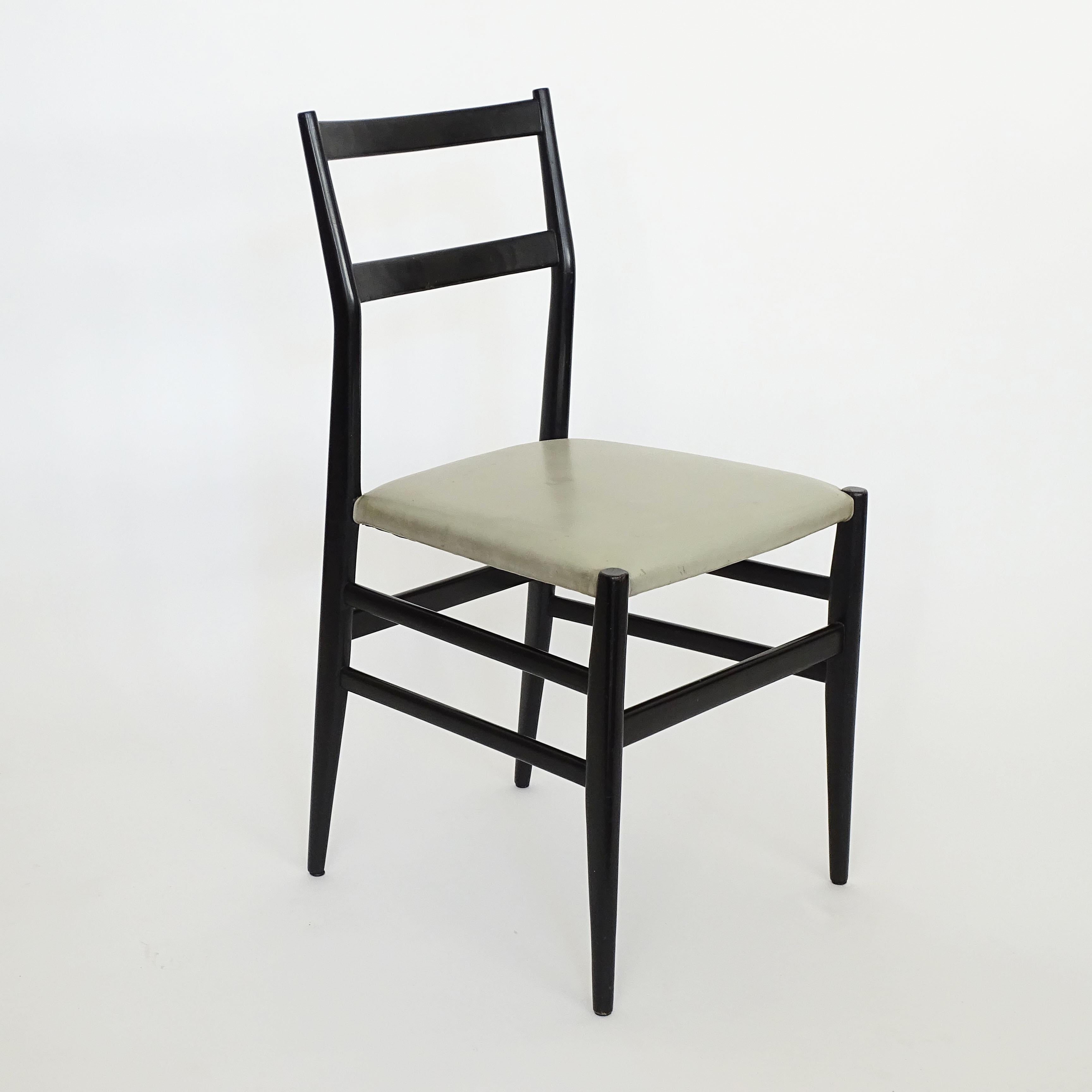 Gio Ponti Leggera Stuhl aus schwarz lackiertem Holz und grauem Originalsitz. 1951 (Moderne der Mitte des Jahrhunderts) im Angebot
