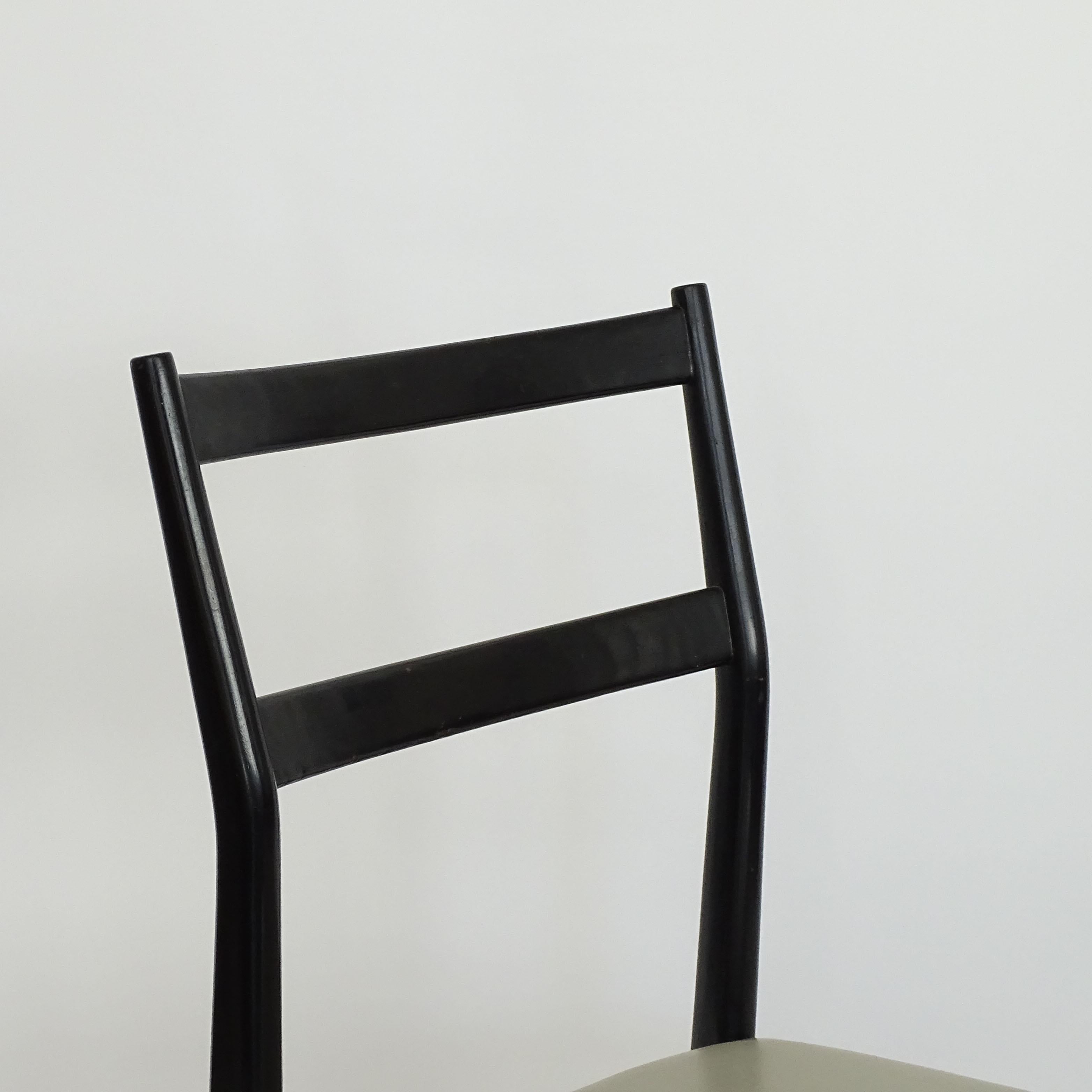 Gio Ponti Leggera Stuhl aus schwarz lackiertem Holz und grauem Originalsitz. 1951 (Italienisch) im Angebot
