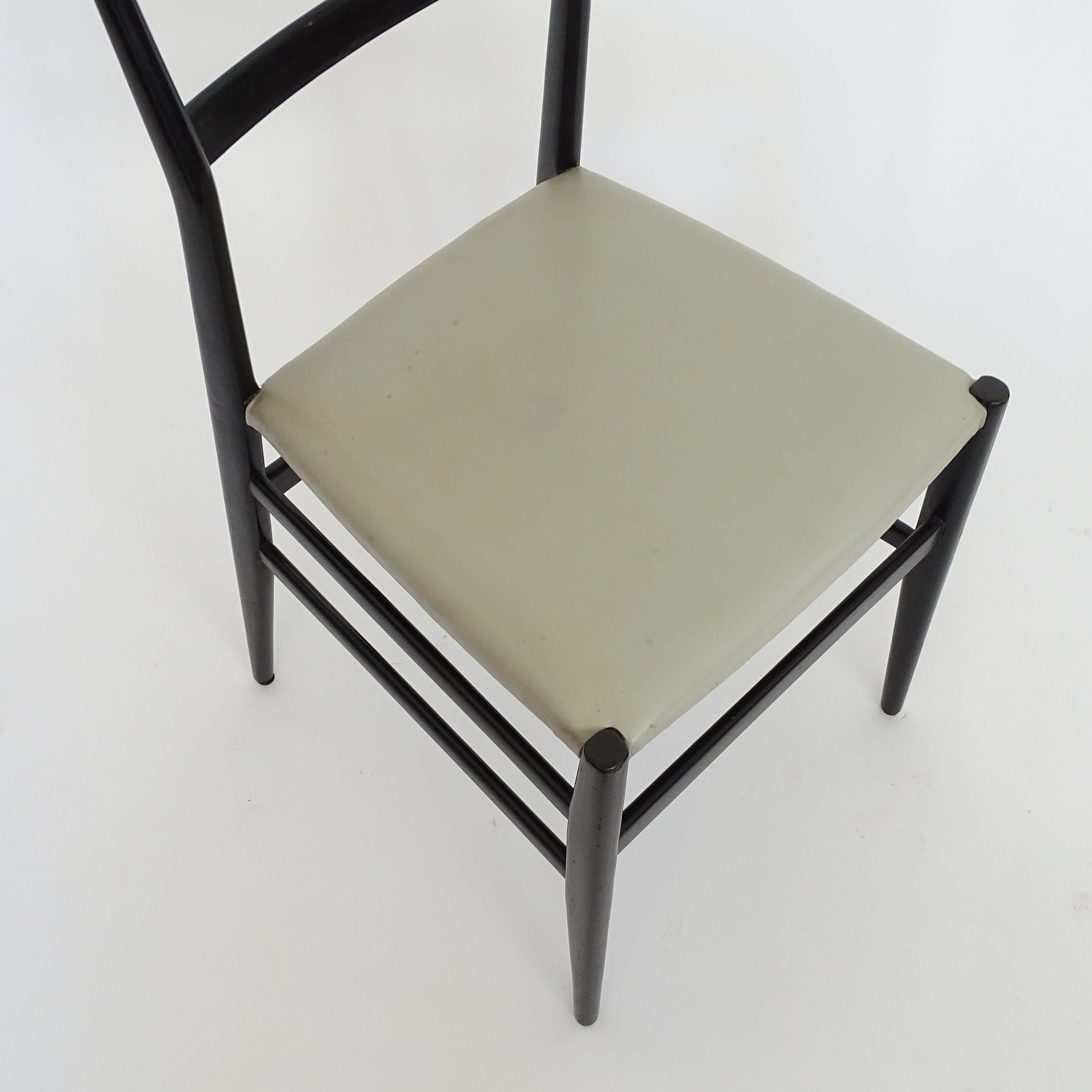 Gio Ponti Leggera Stuhl aus schwarz lackiertem Holz und grauem Originalsitz. 1951 (Lackiert) im Angebot
