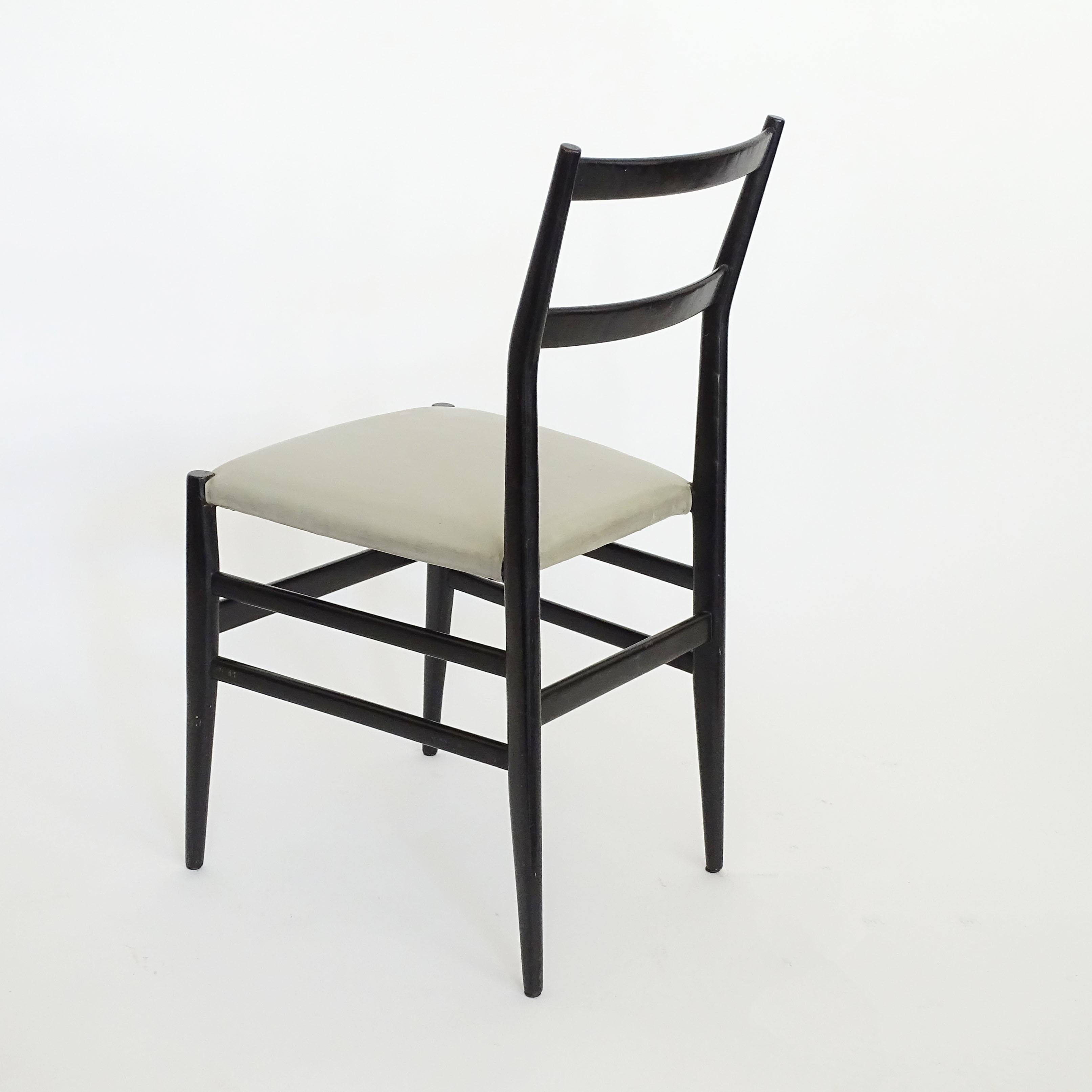 Gio Ponti Leggera Stuhl aus schwarz lackiertem Holz und grauem Originalsitz. 1951 im Zustand „Gut“ im Angebot in Milan, IT