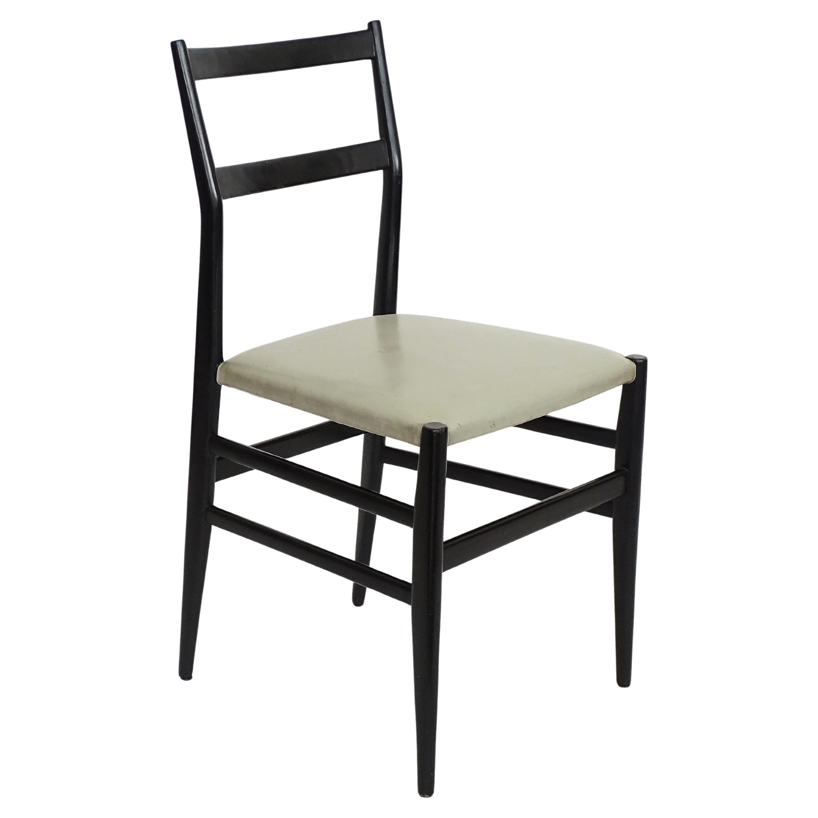 Gio Ponti Leggera Stuhl aus schwarz lackiertem Holz und grauem Originalsitz. 1951 im Angebot