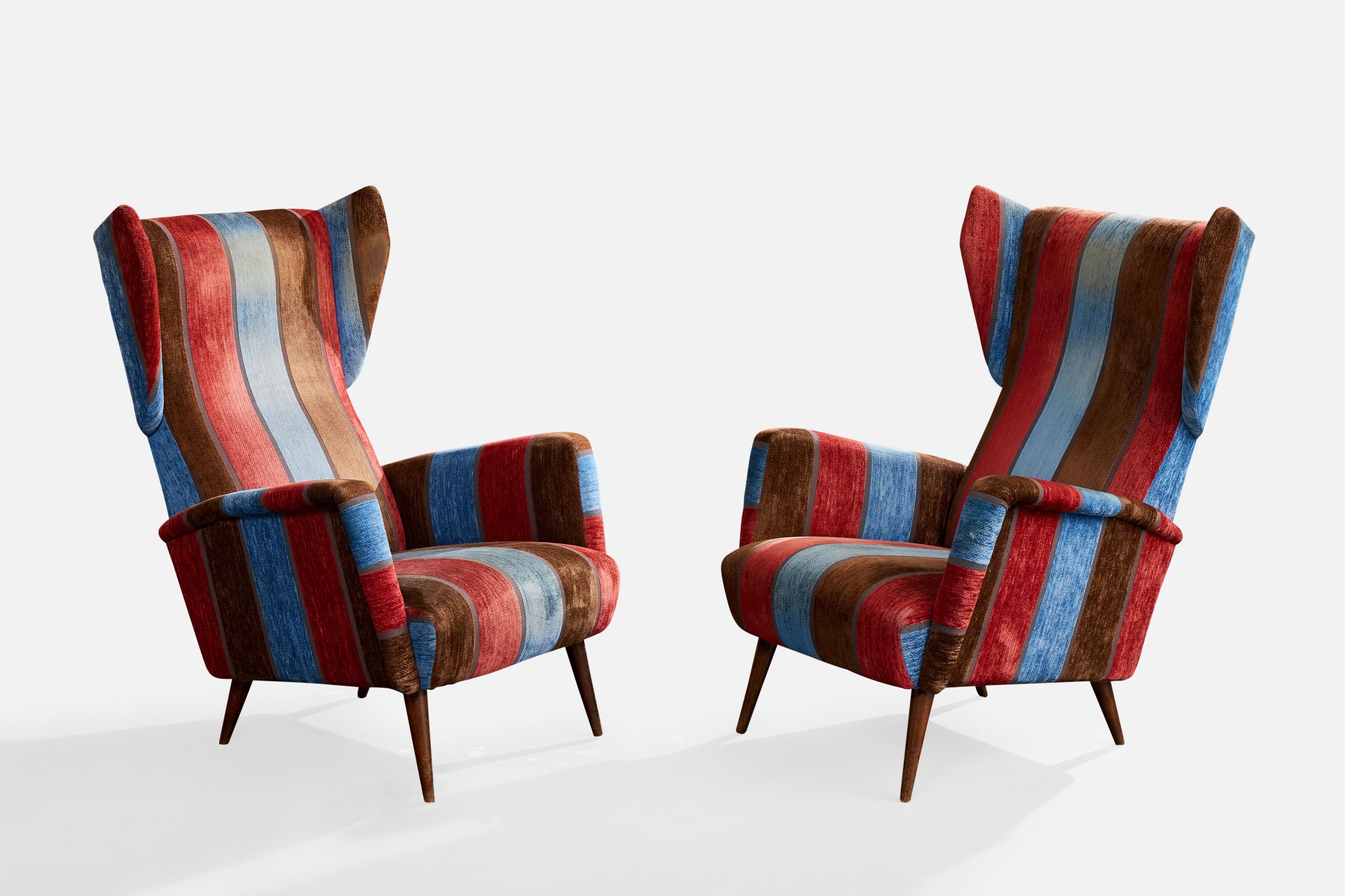 Ein Paar Sessel aus rotem, braunem und blauem Samt und Holz, entworfen von Gio Ponti und hergestellt von Dassi, Italien, 1950er Jahre.

Vintage-Stoff in mittelmäßigem bis beschädigtem Zustand, Neupolsterung empfohlen.

Gesamtabmessungen (Zoll):