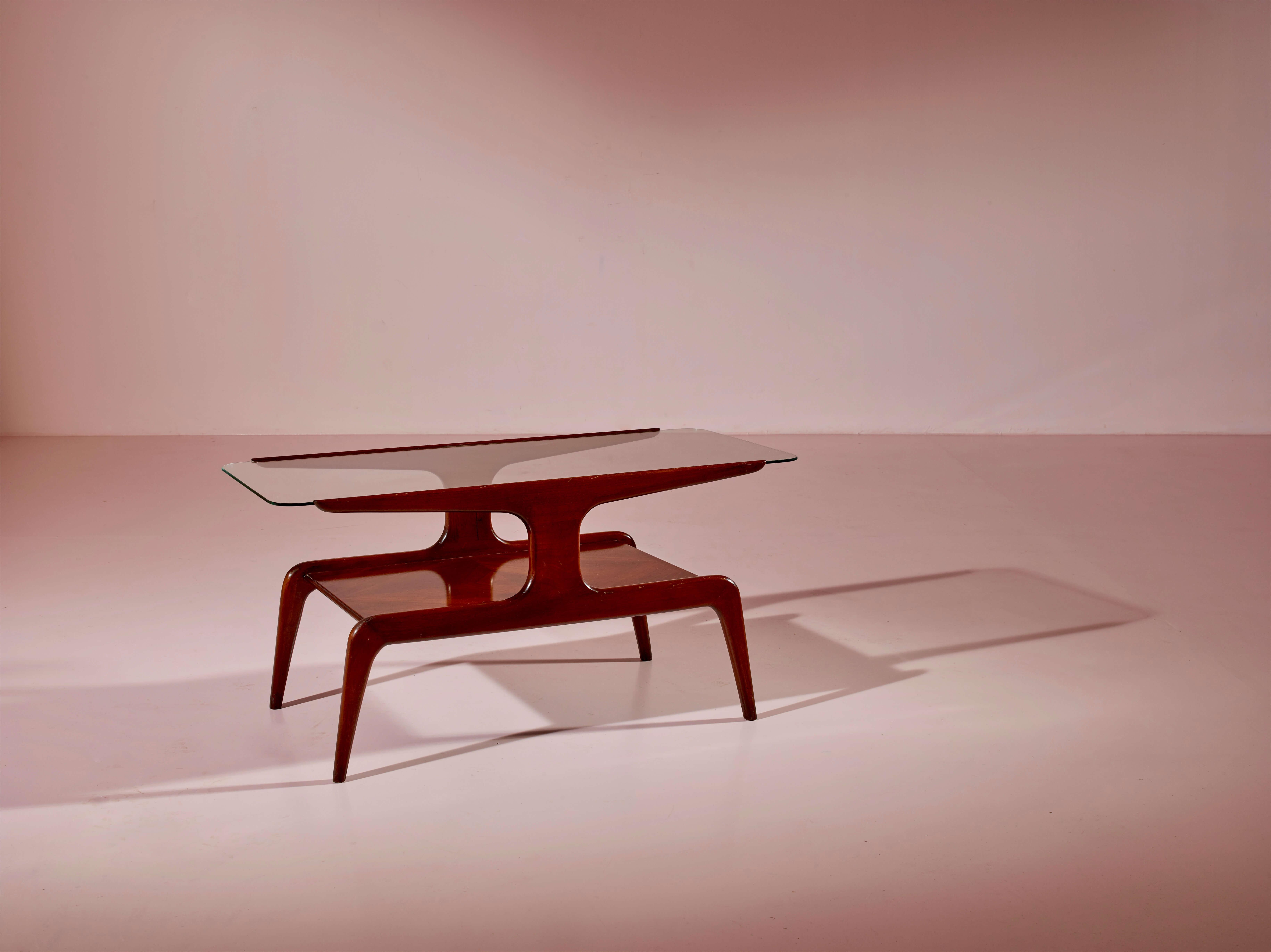 Niedriger Tisch aus afrikanischem Nussbaumholz und Glas, italienische Handwerkskunst, entworfen von Gio Ponti, 1950er Jahre.

Der Couchtisch, ein unverzichtbarer Bestandteil des Wohnzimmers, war schon immer ein Experimentierfeld für Designer. Es