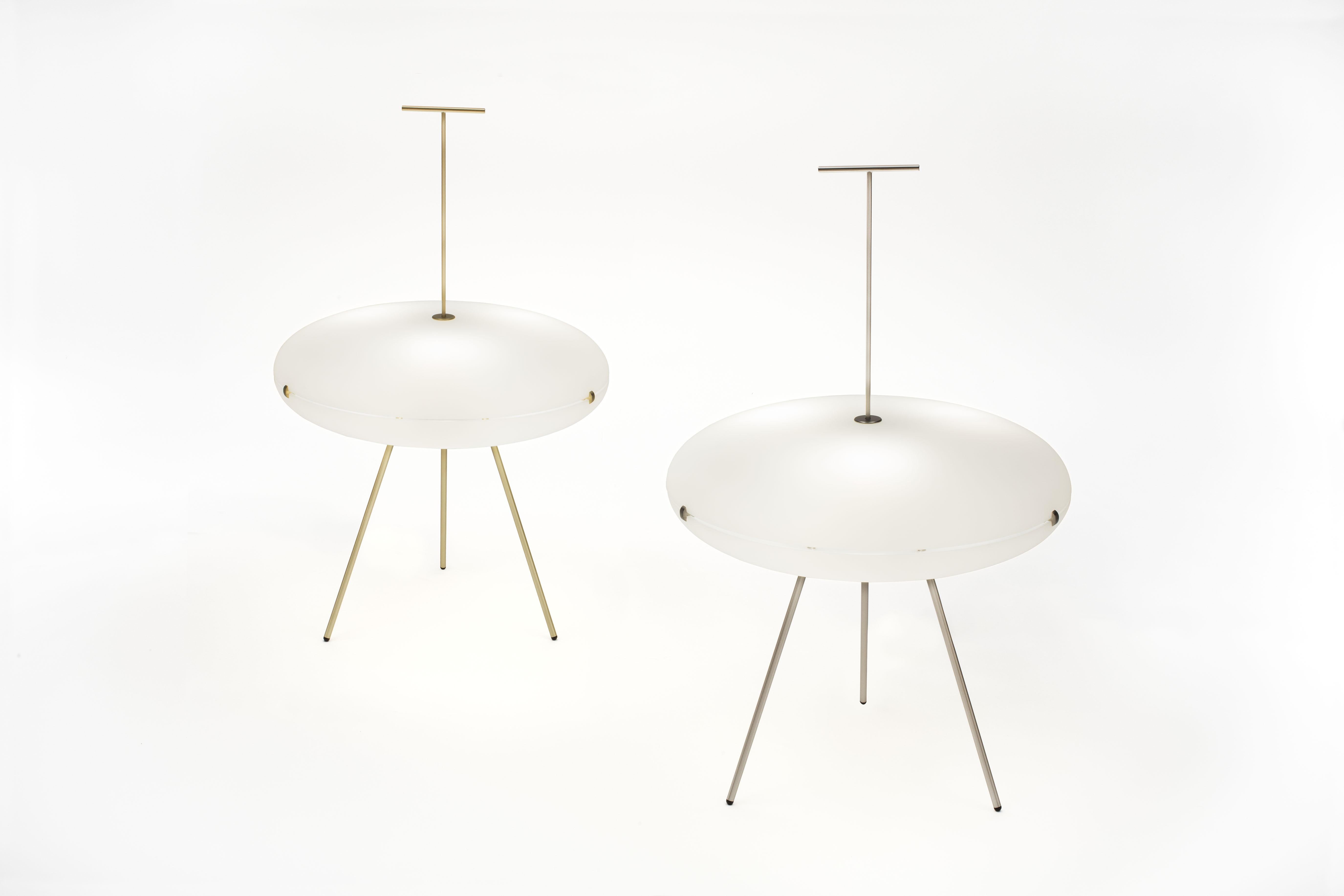 italien Gio Ponti Lampadaire Luna Orizzontale en blanc et diffuseur bleu pour Tato Italia en vente