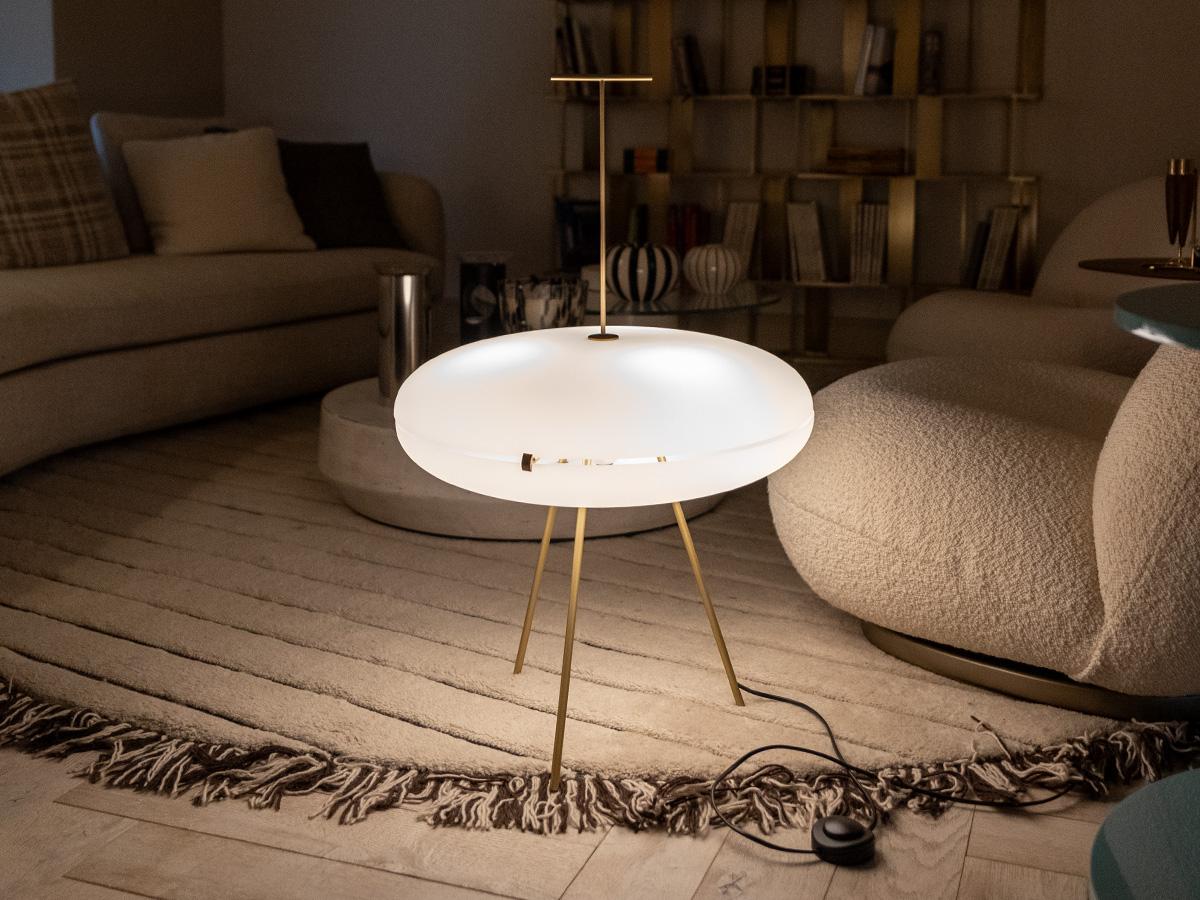 Lampada da terra 'Luna Orizzontale' di Gio Ponti in bianco e diffusore blu per Tato Italia

Basata su un incredibile prototipo mai realizzato prima d'ora, disegnato da Ponti nel 1957 per la Triennale di Milano, la 