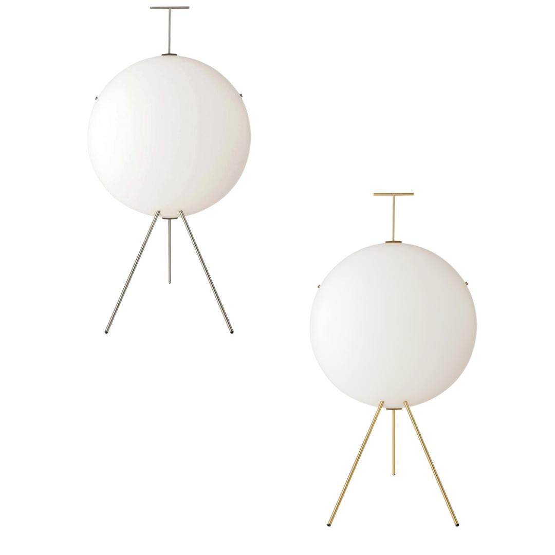 Lámpara de pie Gio Ponti Luna Verticale en níquel para Tato Italia.

Diseñada originalmente por el icono italiano Gio Ponti en 1957, esta reedición autorizada por Tato Italia está realizada en herrajes de níquel cepillado con difusor acrílico y un