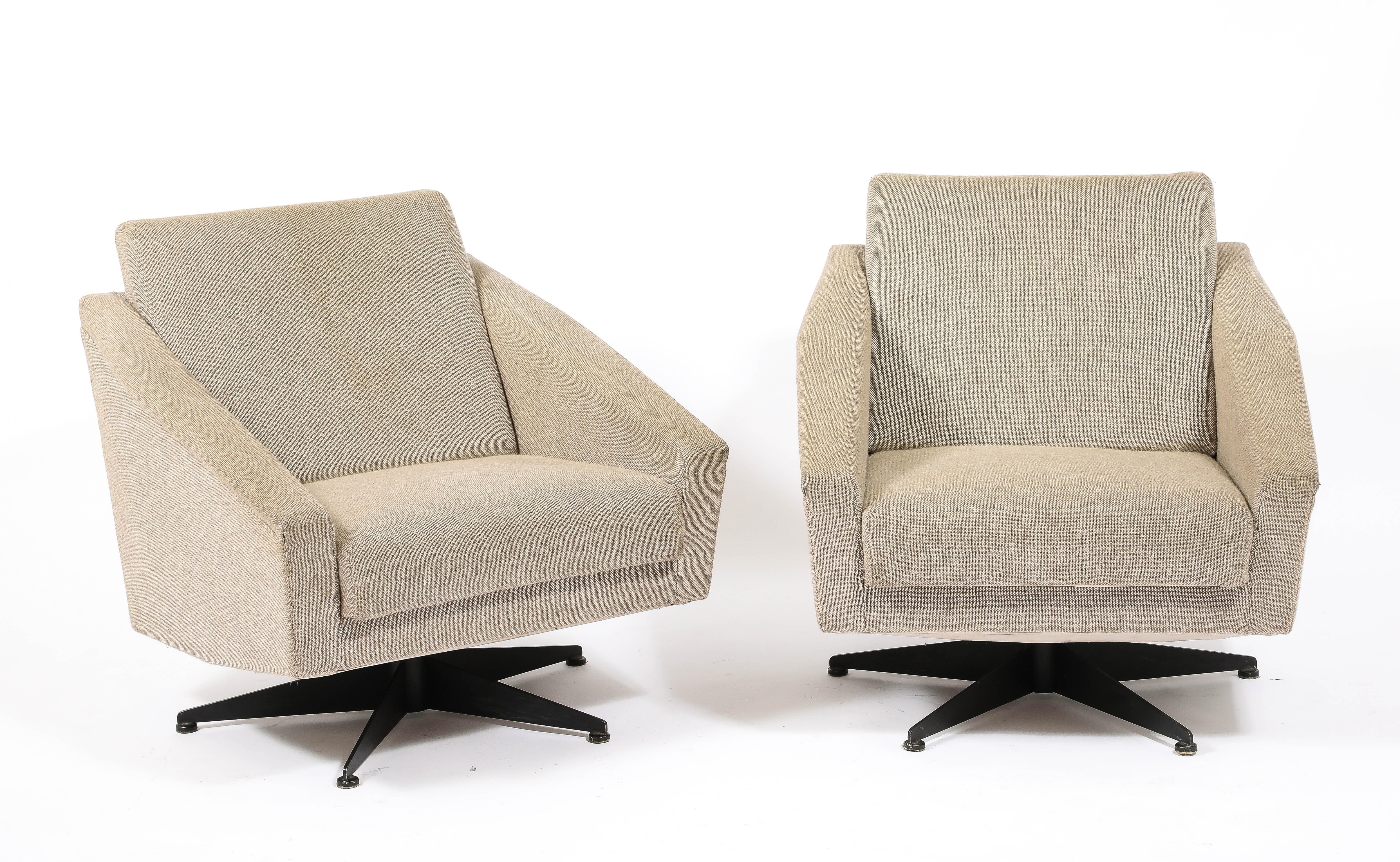 Grande paire de fauteuils pivotants très similaires à ceux de Gio Ponti. Bois rembourré sur des bases en acier massif découpé et soudé. Des roulettes pourraient être ajoutées.
Prix en l'état. COM disponible
