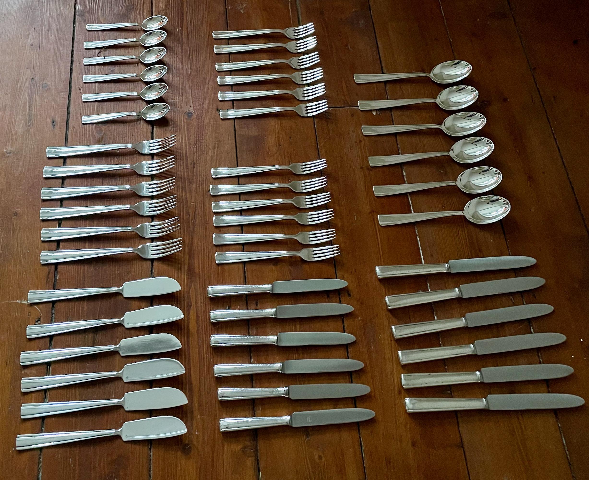 48 pièces en métal argenté, un set de couverts pour 6 personnes
un rare grand ensemble Arthur Krupp, conçu par Gio Ponti 
6 grands couteaux, 6 grandes fourchettes et 6 grandes cuillères.
6 petits couteaux, 6 petites fourchettes, 6 petites