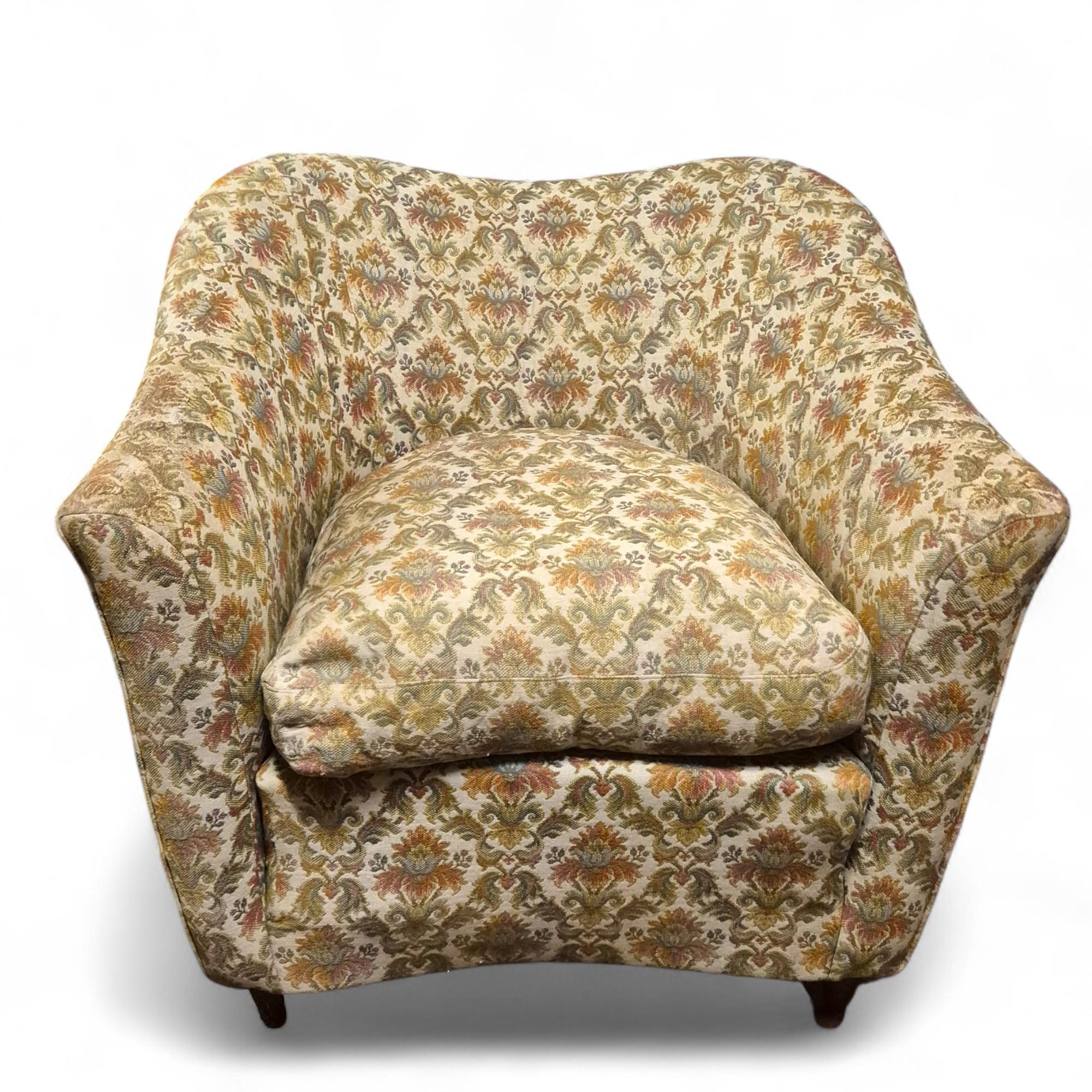 This sculptural armchair is a true testament to 1950s Italian design, reflecting the distinctive style of Gio Ponti for Casa & Giardino.

With its soft curves, low profile, and original floral damask upholstery, it embodies the sophisticated yet