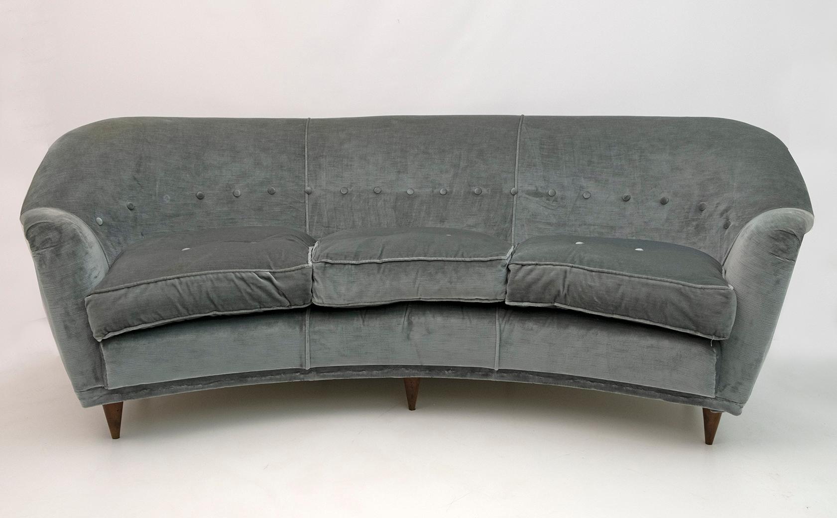 Rare sofa and two armchairs by Gio Ponti for Casa e Giardino from the 1950s, three-seater sofa and armchairs with curved backrest
The set was reupholstered over twenty years ago, but the velvet is worn and I recommend a new upholstery.

The