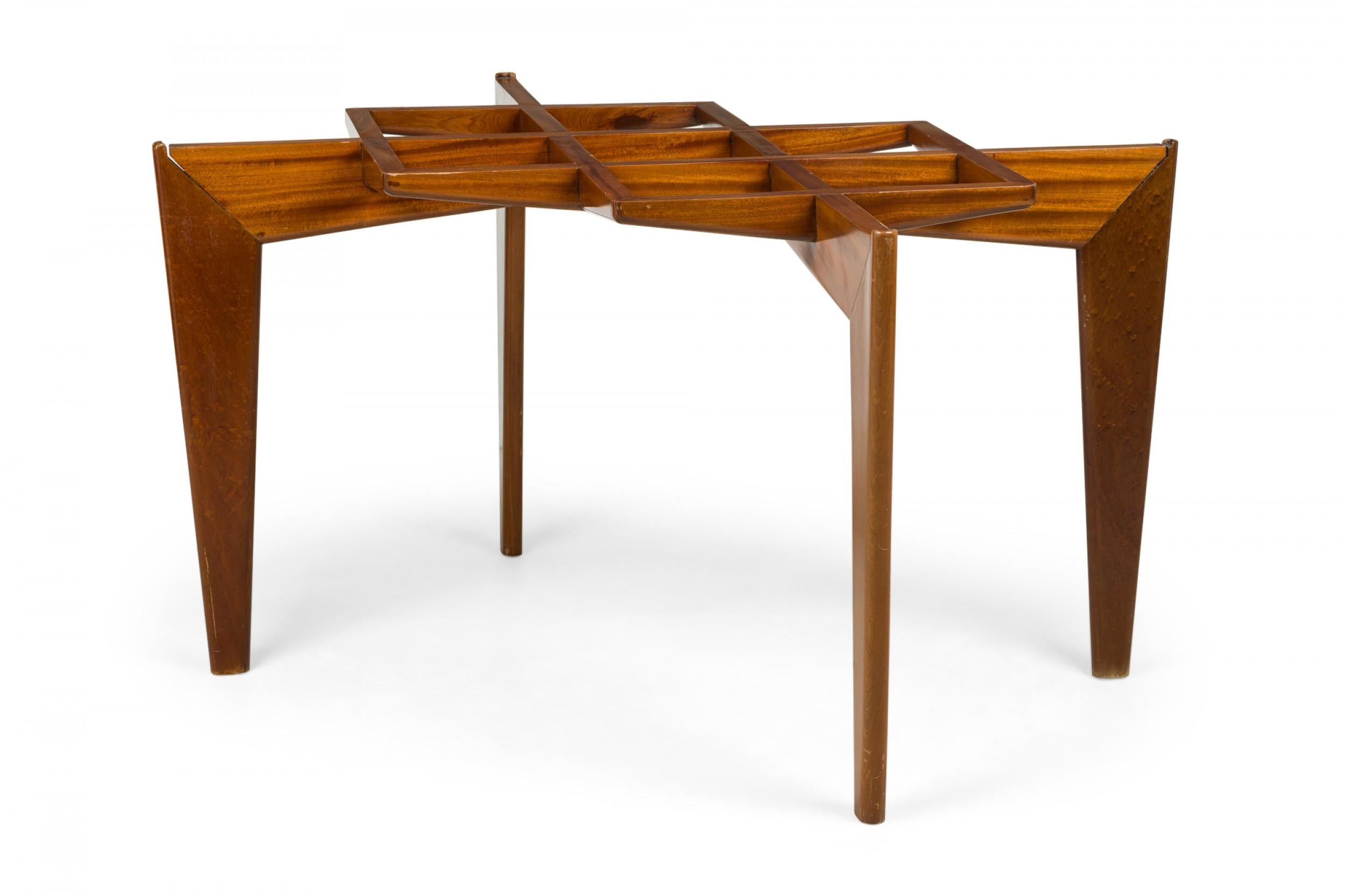Table de salle à manger / table de conférence en acajou de style italien moderne du milieu du siècle, au design géométrique et angulaire, avec un plateau en treillis ajouré en forme de diamant, reposant sur 4 pieds effilés à angles aigus. (GIO