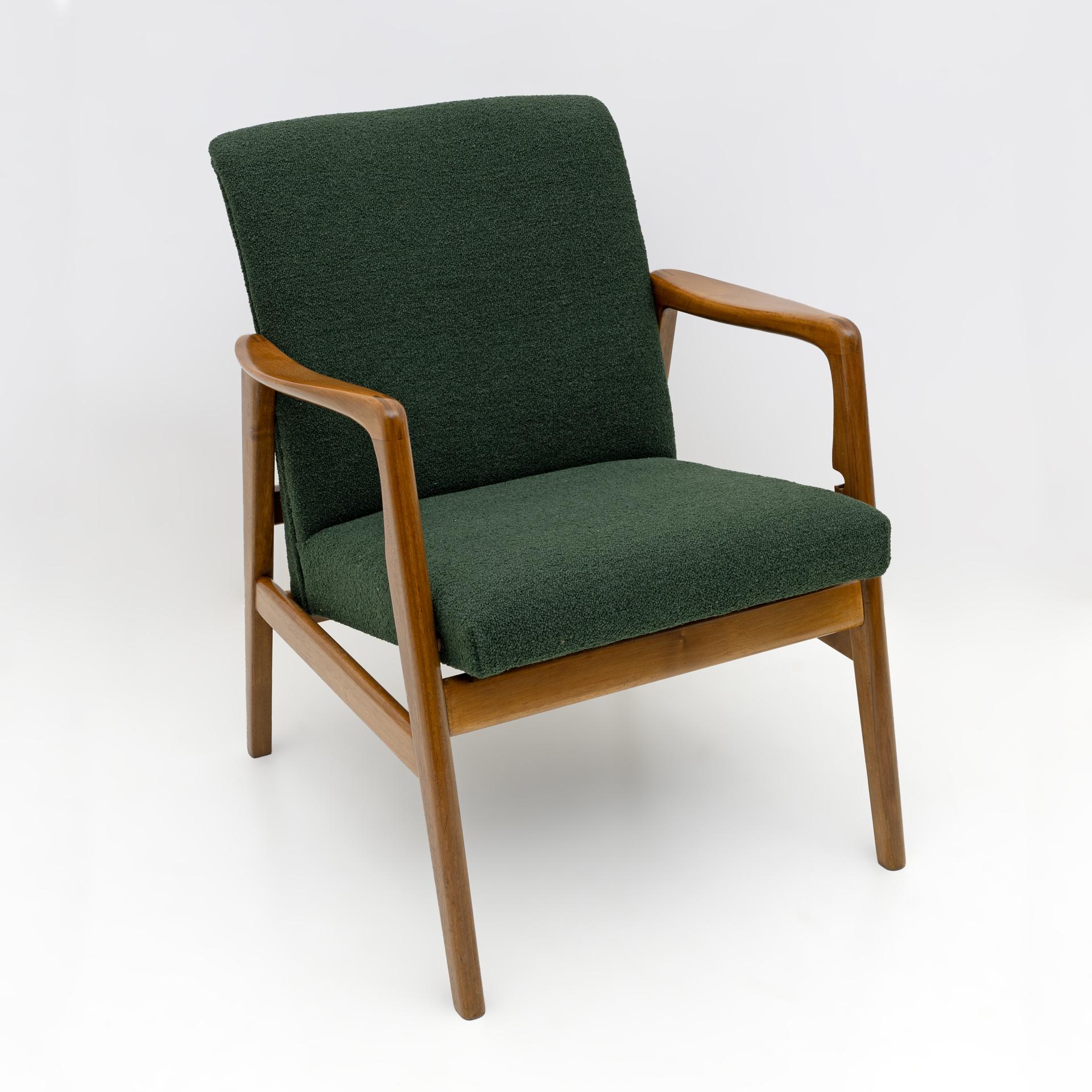 Gio Ponti armchair for Figli by Amedeo Cassina
Manufacturing label. Designed for Hotel Parco dei Principi in Sorrento, 1950s.
The armchair has two comfort positions thanks to a simple hand-made movement to choose between two different