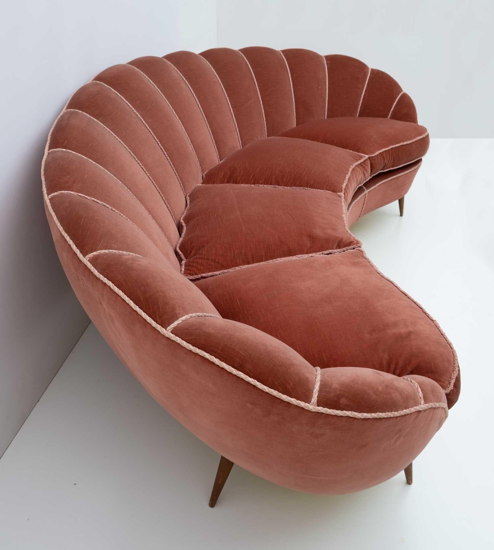 Attributed Gio Ponti Mid-Century Modern Italian Curved Sofa by ISA Bergamo, 50s In Good Condition For Sale In Puglia, Puglia
