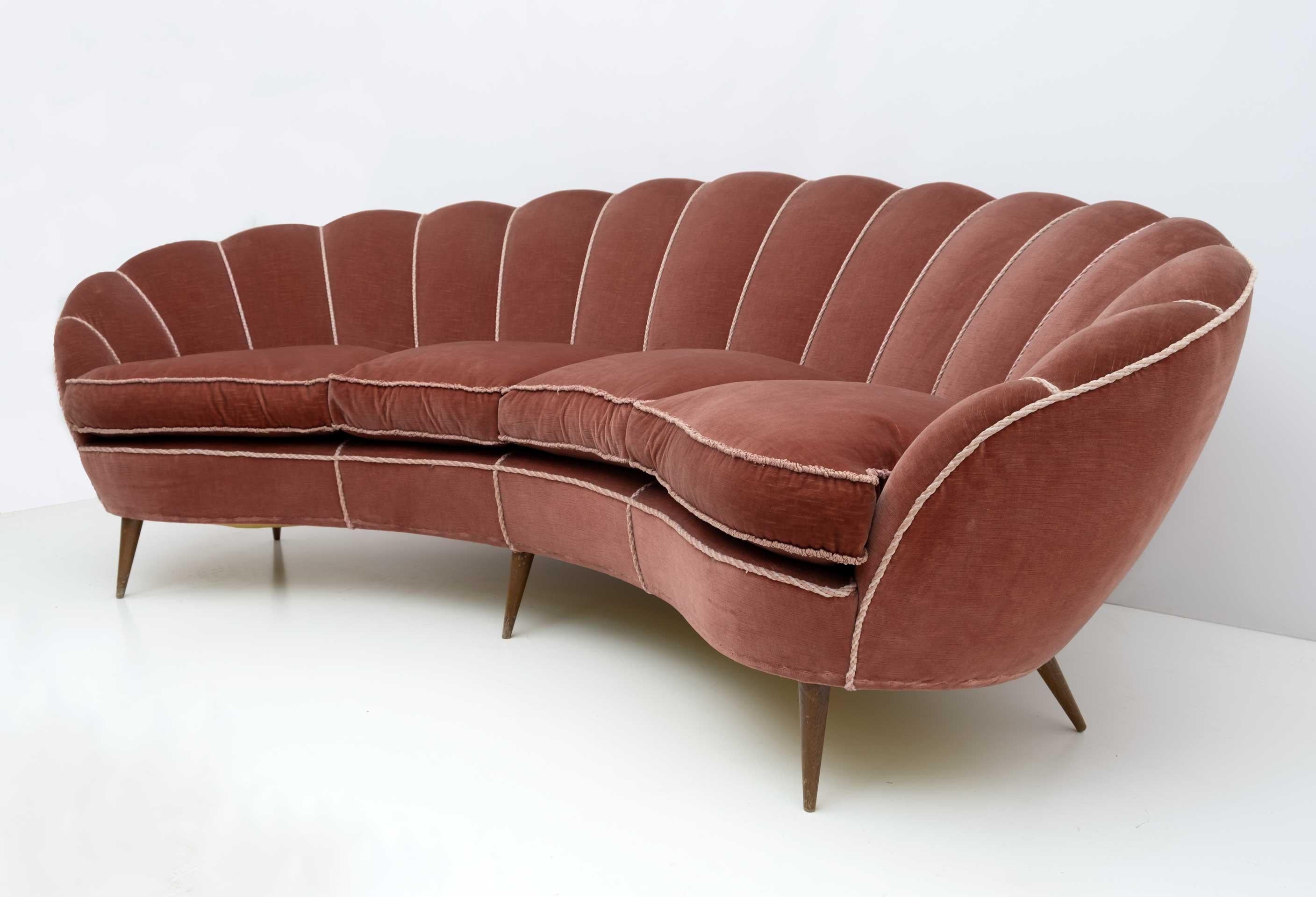 Attributed Gio Ponti Mid-Century Modern Italian Curved Sofa by ISA Bergamo, 50s For Sale 1