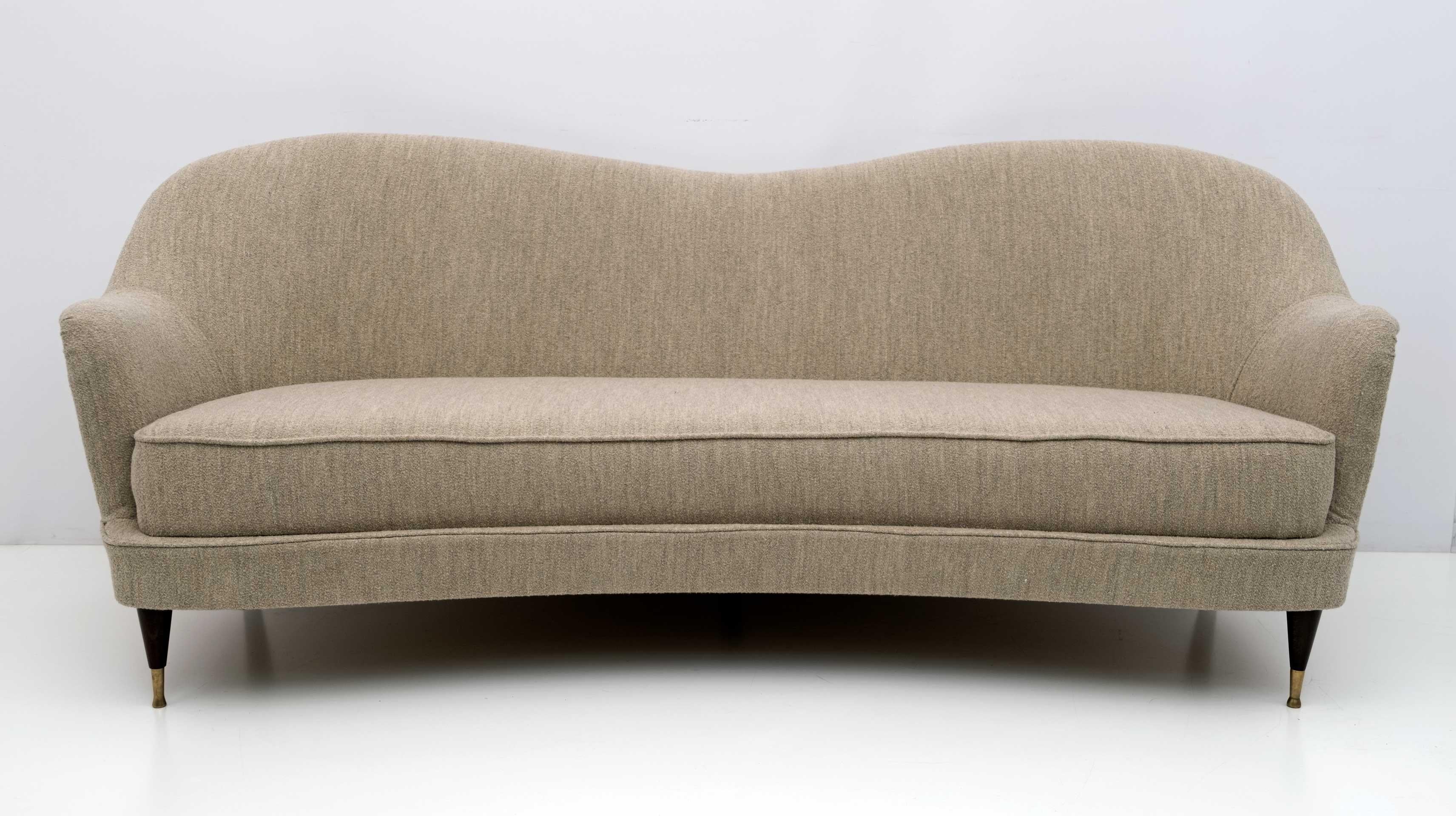 Canapé Collectional conçu par Gio Ponti pour la société de fabrication Isa Bergamo à la fin des années 1950.
Les fauteuils ont été restaurés et la tapisserie a été refaite en tissu Boucle couleur chanvre.
Les deux fauteuils sont également