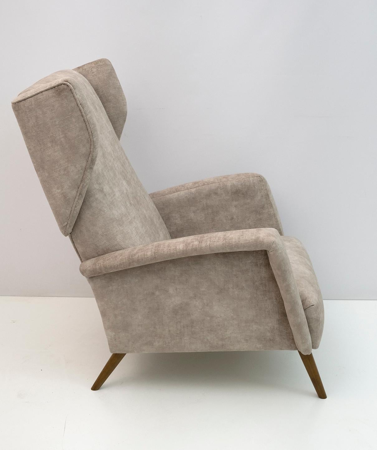 Sessel Bergère, Alata Mod. Sessel 820, entworfen von Gio Ponti für das Royal Hotel in Neapel, hergestellt von Cassina, Italien, 1950. Vollständig restauriert und vor kurzem mit elfenbeinfarbenem Vintage-Samt gepolstert.