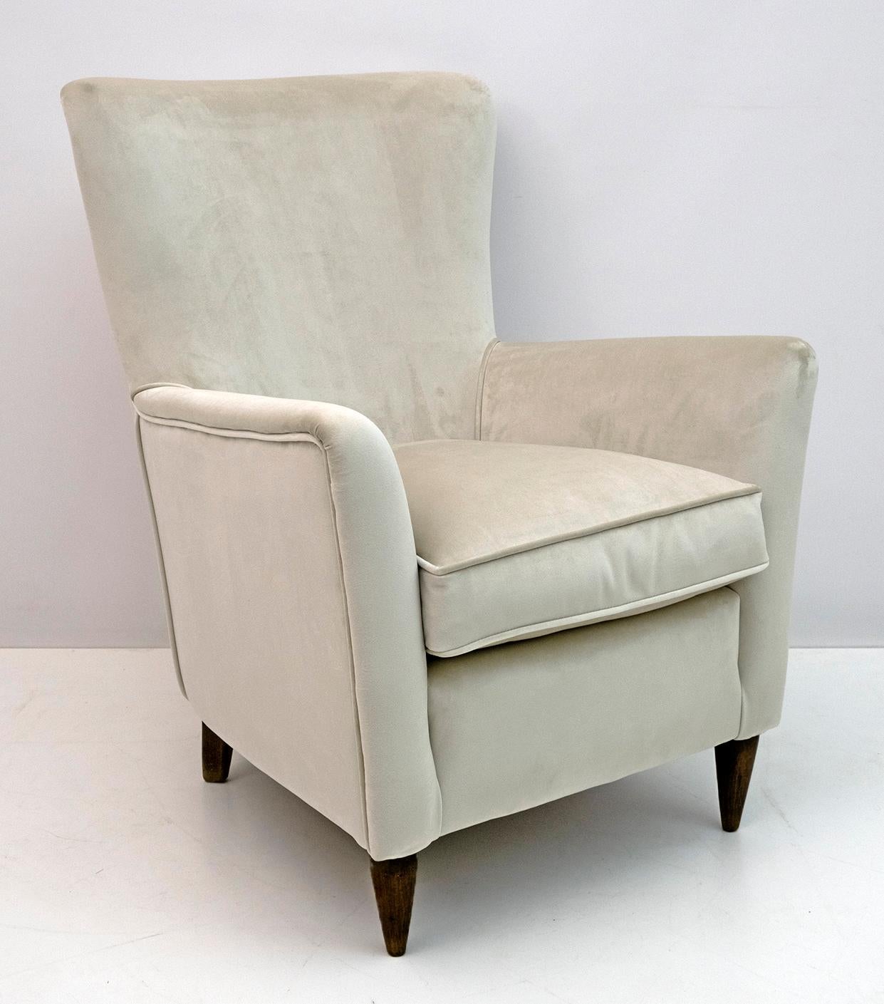 Eleganter und prächtiger Sessel aus der Mitte des Jahrhunderts, Gio Ponti zugeschrieben, 1950 für Edizioni ISA, Bergamo. Der Sessel wurde restauriert und mit einem neuen hellen elfenbeinfarbenen Samtbezug versehen.