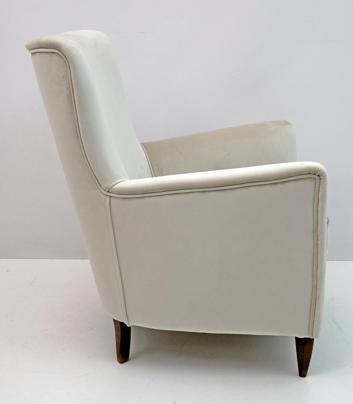 Attributed Gio Ponti Mid-Century Modern Italian Velvet Armchair for Isa, 1950s In Good Condition For Sale In Puglia, Puglia