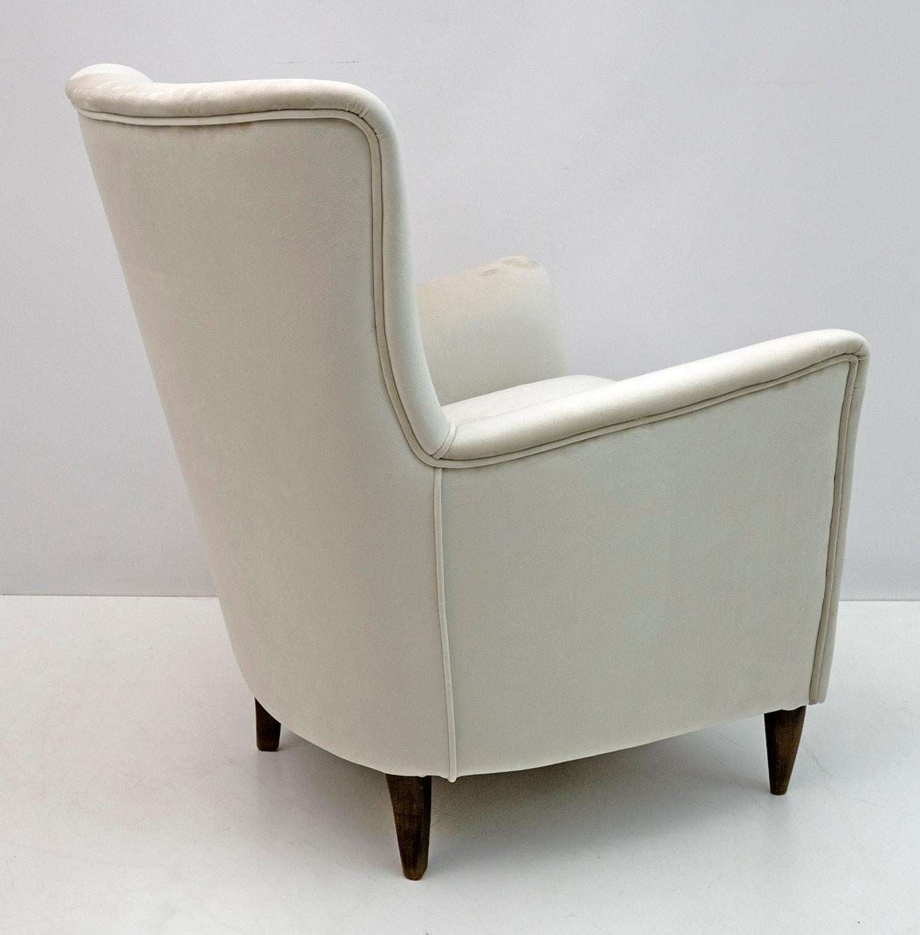 Mid-20th Century Attributed Gio Ponti Mid-Century Modern Italian Velvet Armchair for Isa, 1950s For Sale