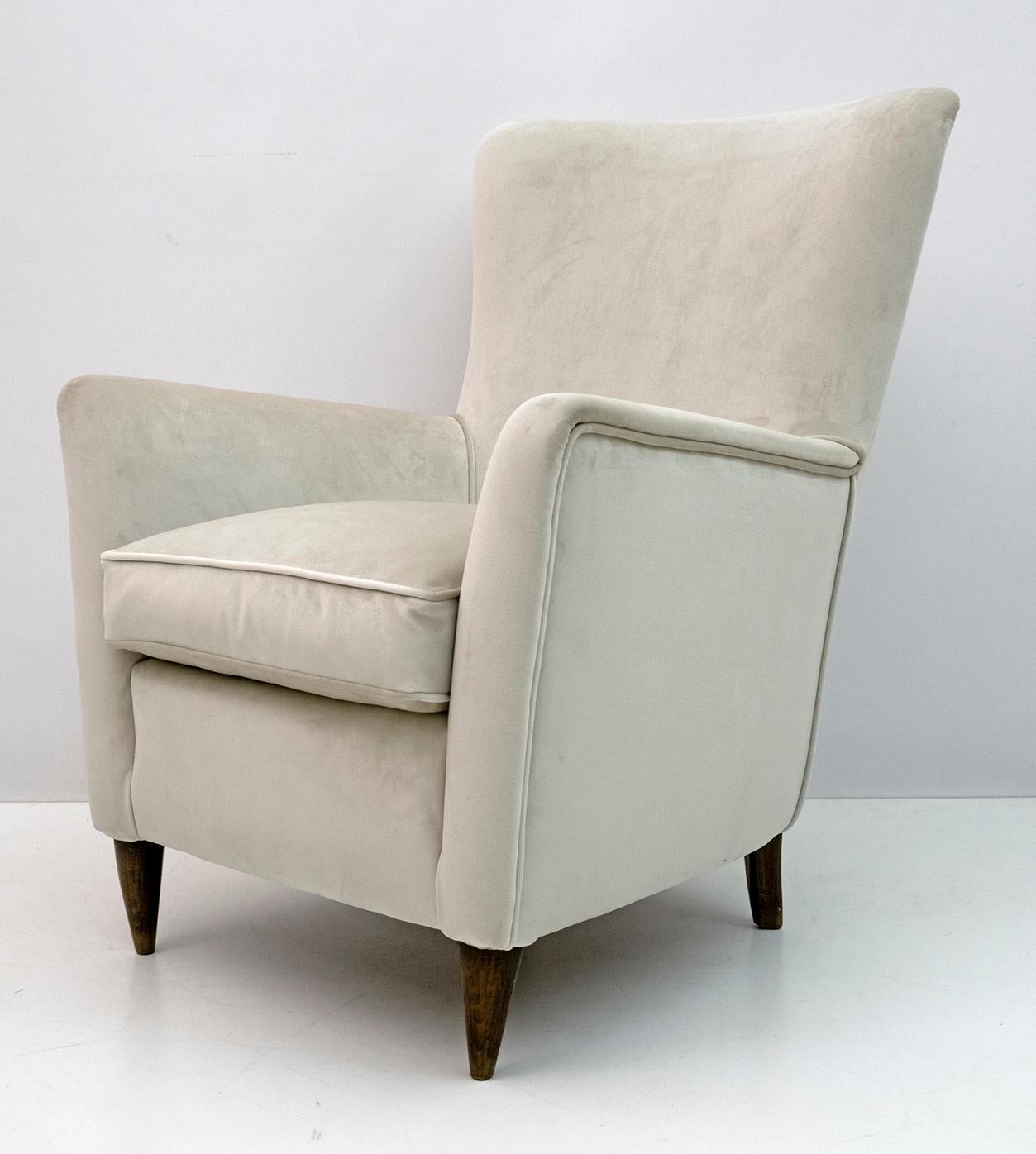 Attributed Gio Ponti Mid-Century Modern Italian Velvet Armchair for Isa, 1950s For Sale 3