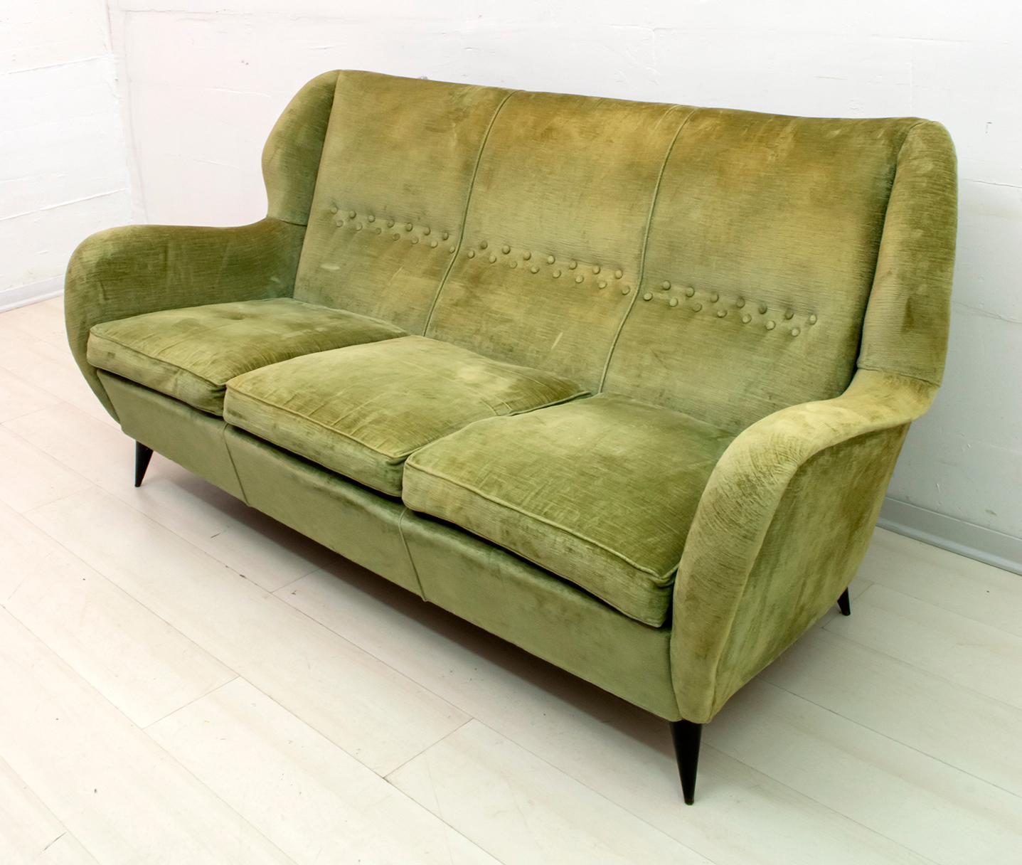 Gio Ponti Mid-Century Modern Linen Velvet Sofa for ISA, 1950s In Good Condition In Puglia, Puglia