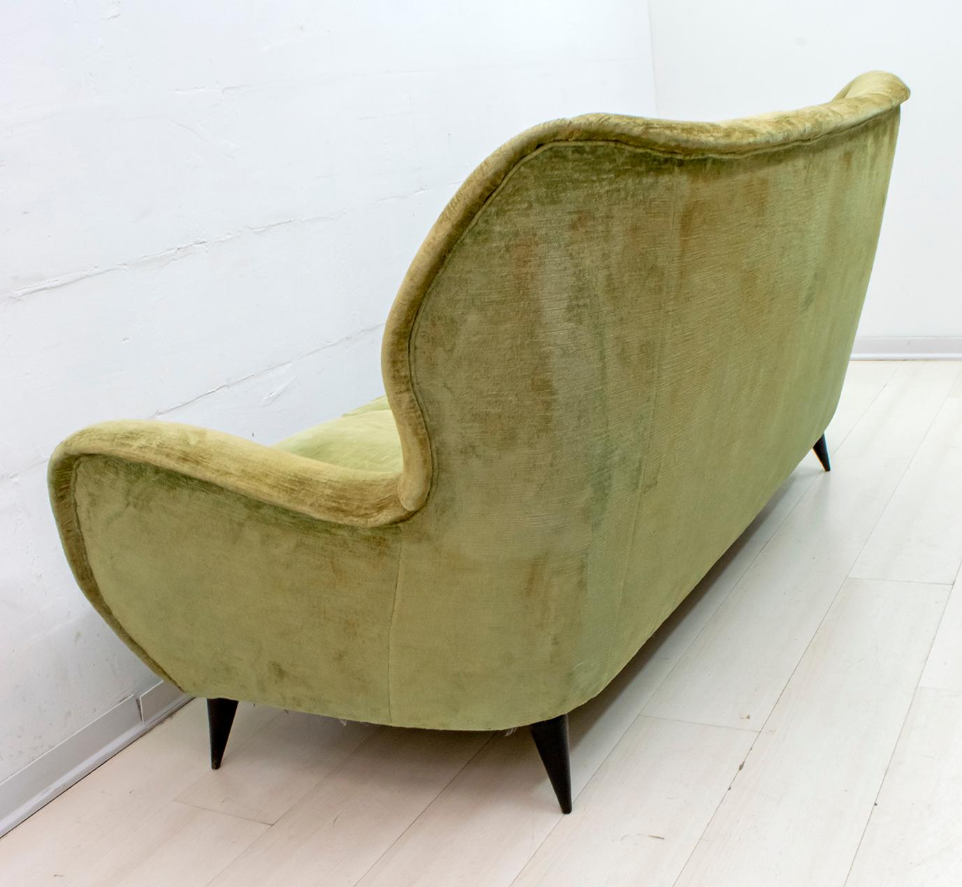 Gio Ponti Mid-Century Modern Linen Velvet Sofa for ISA, 1950s 1