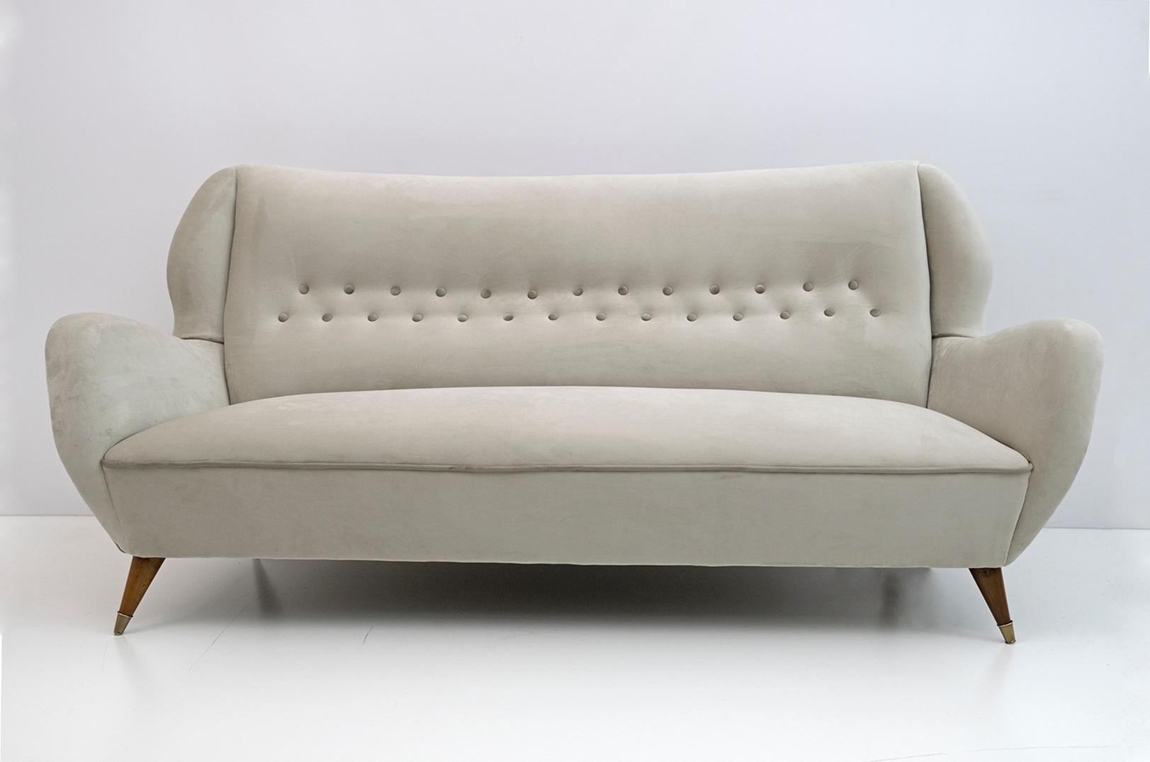Elegant and splendid three-seater sofa with high backrest attributed Gio Ponti, 1950s, for ISA Edizioni, Bergamo. Carved profile, refined lines, sensual and deep comfort. The ivory velvet upholstery has been redone.