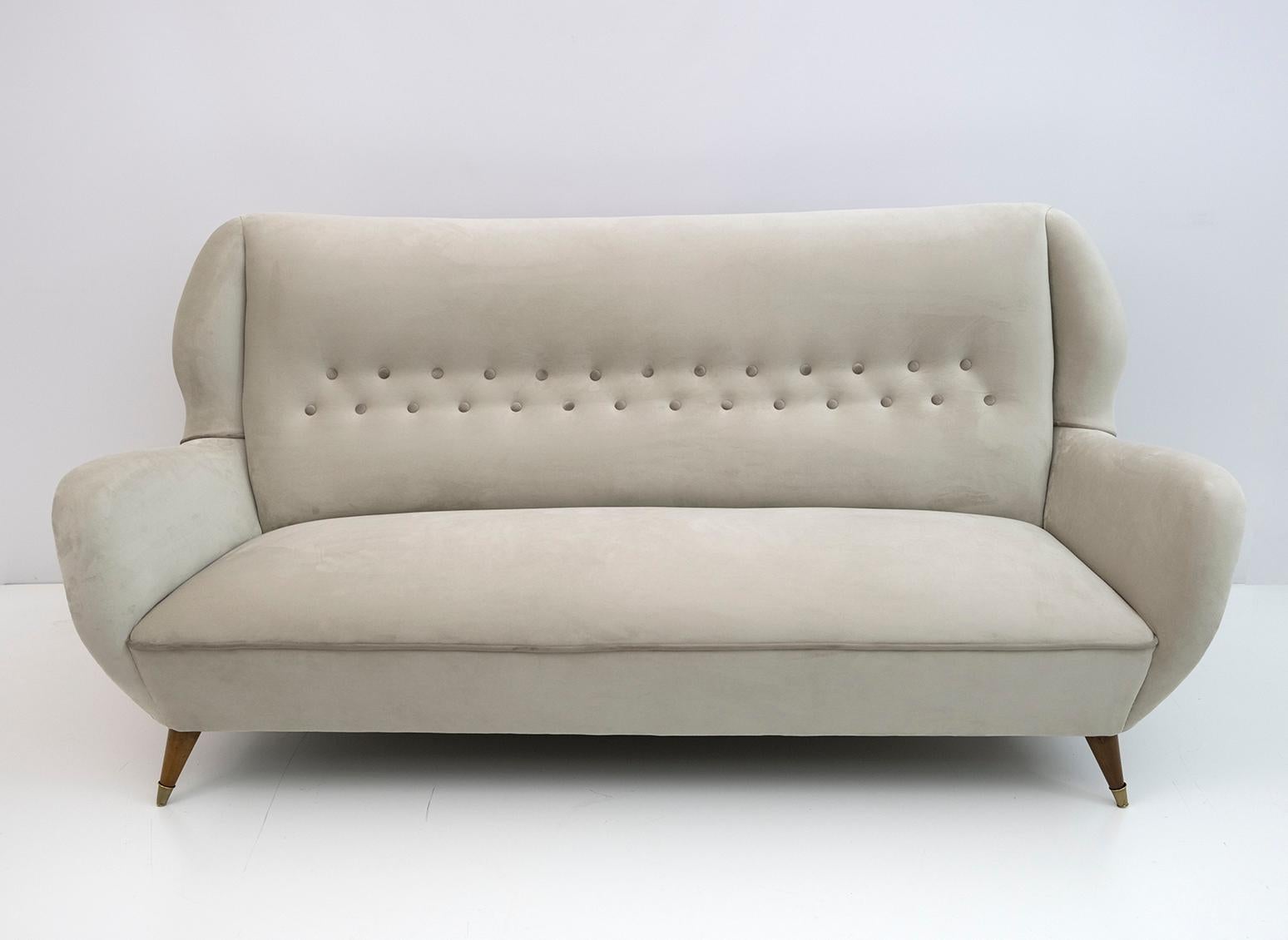 Gio Ponti zugeschriebenes Mid-Century Modern-Sofa aus Samt für ISA, 1950er Jahre (Moderne der Mitte des Jahrhunderts) im Angebot