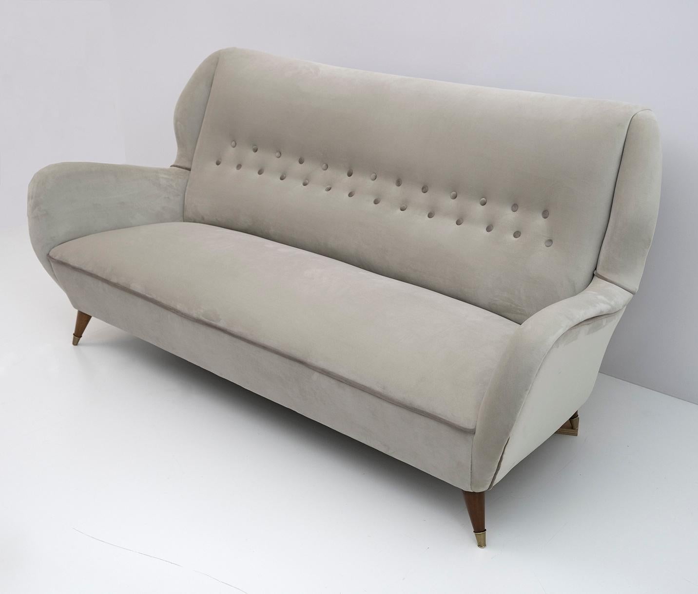 Gio Ponti zugeschriebenes Mid-Century Modern-Sofa aus Samt für ISA, 1950er Jahre (Italienisch) im Angebot