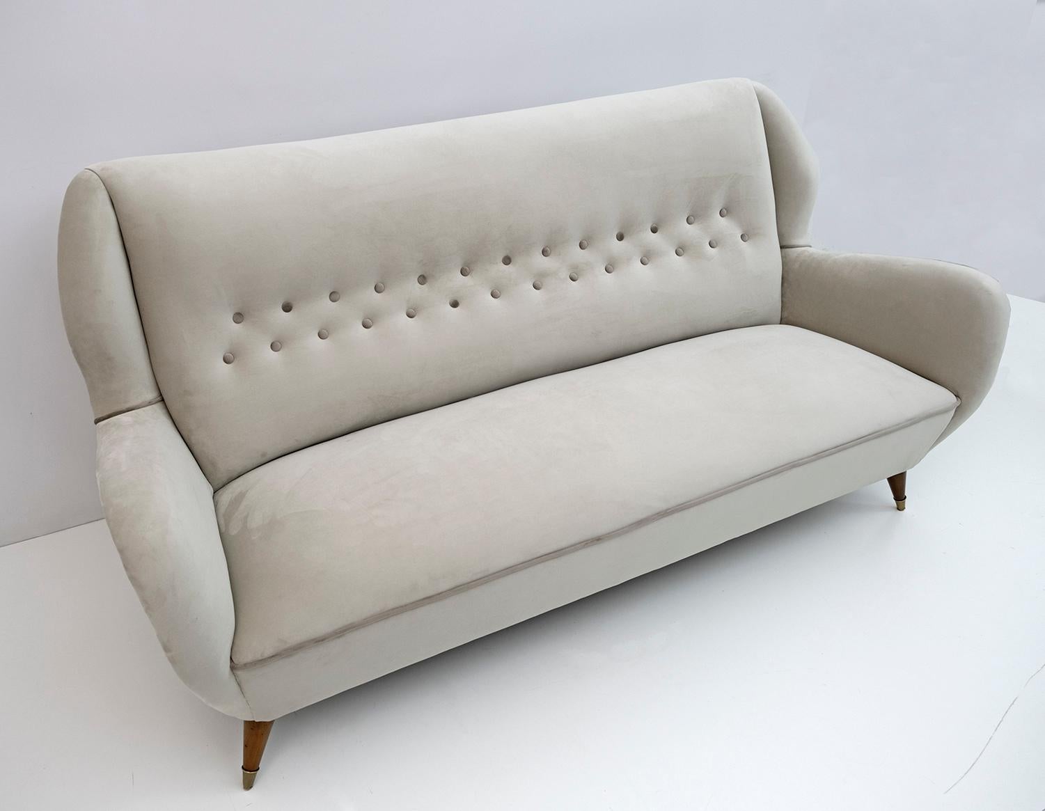 Italian Attributed Gio Ponti Mid-Century Modern Velvet Sofa for ISA, 1950s For Sale