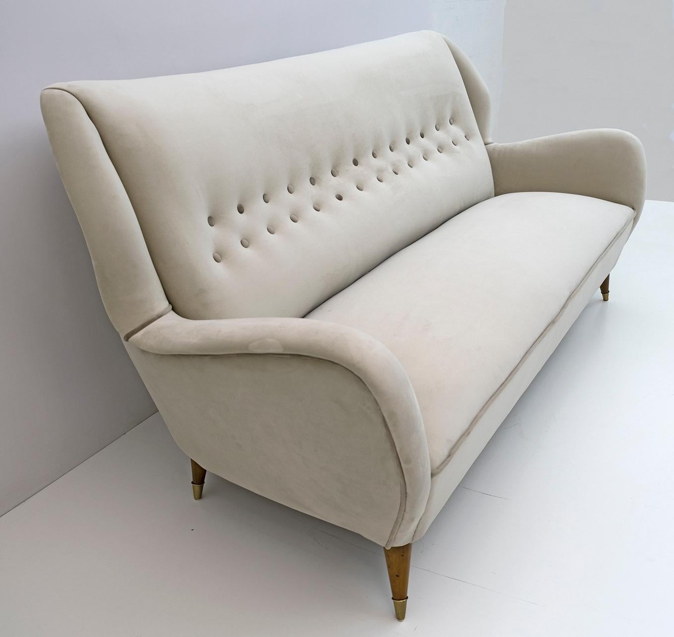 Gio Ponti zugeschriebenes Mid-Century Modern-Sofa aus Samt für ISA, 1950er Jahre (Mitte des 20. Jahrhunderts) im Angebot