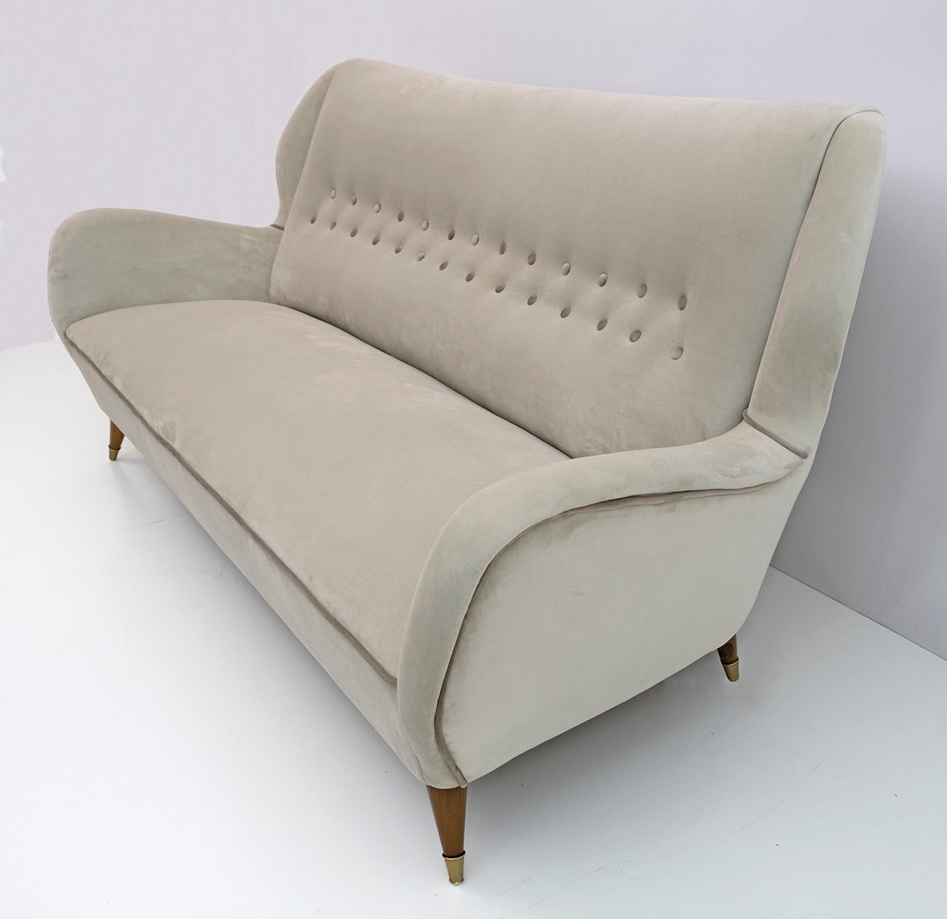 Gio Ponti zugeschriebenes Mid-Century Modern-Sofa aus Samt für ISA, 1950er Jahre im Angebot 1