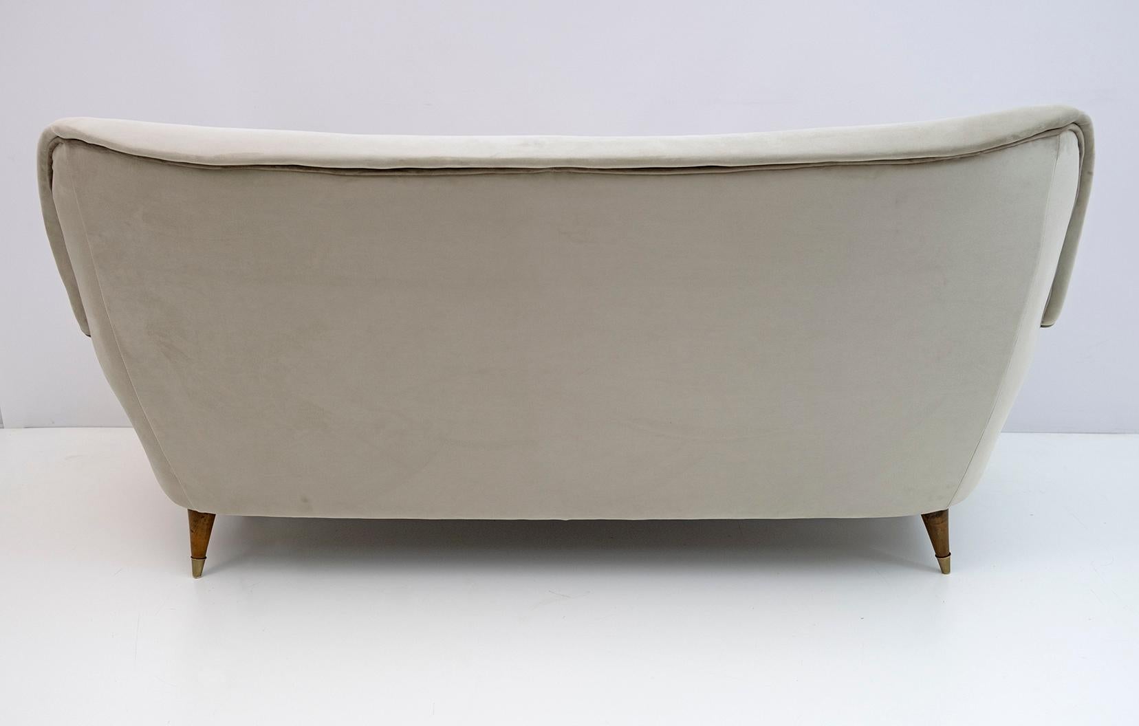 Gio Ponti zugeschriebenes Mid-Century Modern-Sofa aus Samt für ISA, 1950er Jahre im Angebot 2
