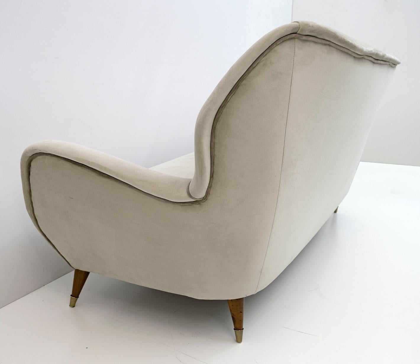 Gio Ponti zugeschriebenes Mid-Century Modern-Sofa aus Samt für ISA, 1950er Jahre im Angebot 3